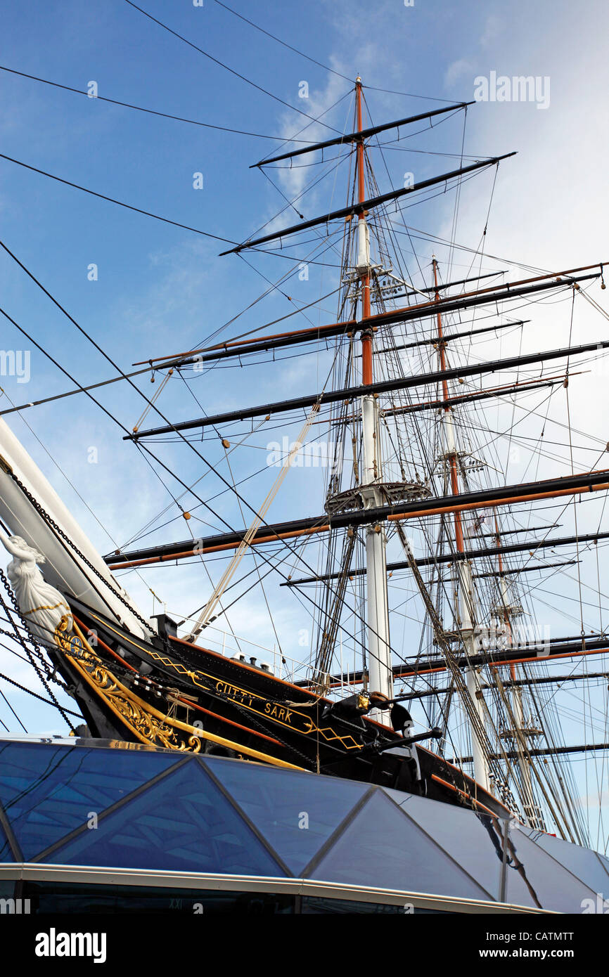 Londres, Royaume-Uni. Samedi 21 avril 2012. Les travaux de restauration du Cutty Sark est terminée et les travailleurs d'éliminer les obstacles du site en avant de son ouverture la semaine suivante. Le Cutty Sark Clipper Ship a été construit en 1869 et se trouve en cale sèche à Greenwich. Banque D'Images