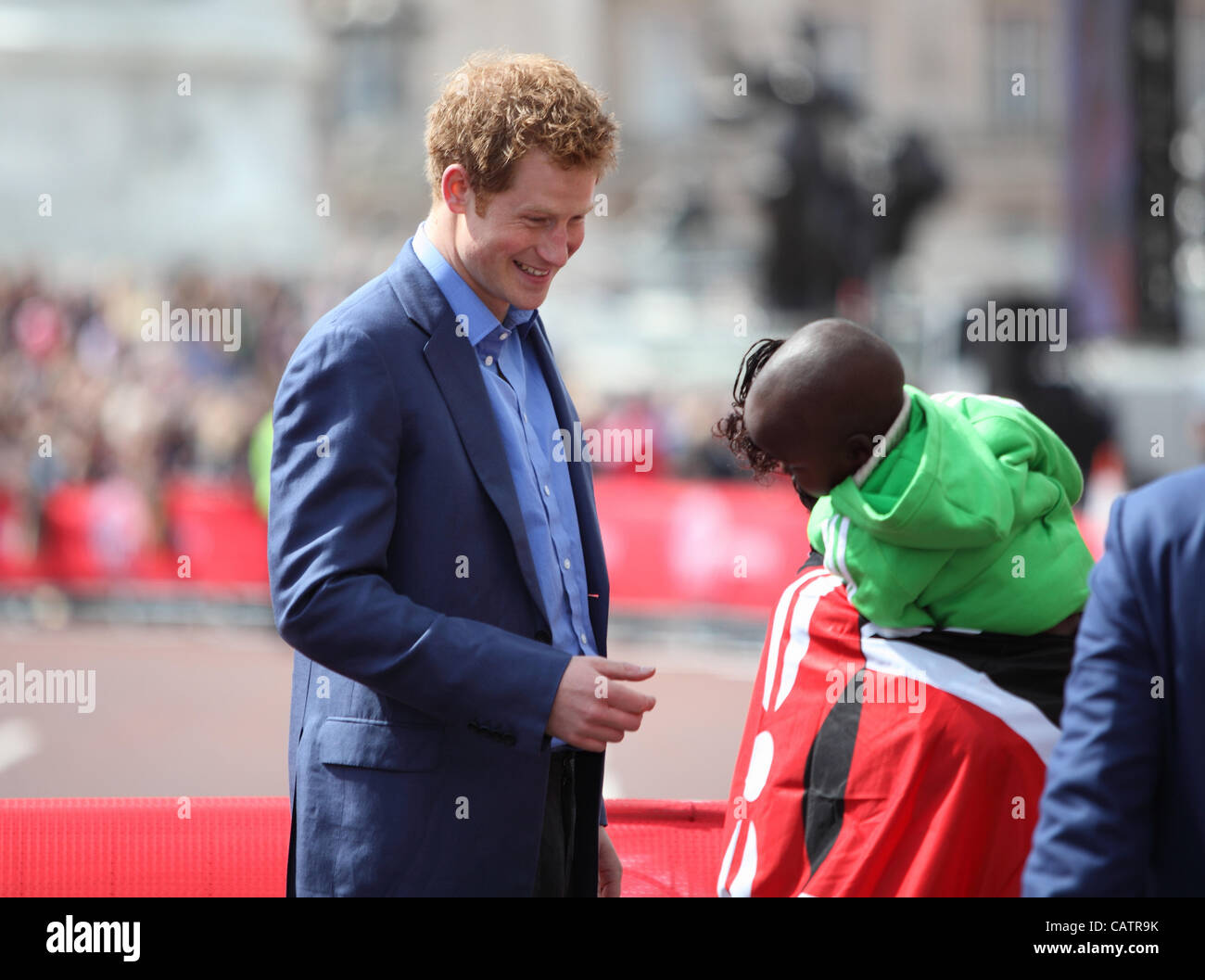 22.04.2012 Londres, Angleterre. Le prince Harry sourit et partage une blague avec le womens winner Mary Keitany (Kenya)et son bébé sur le Mall, Londres. Ligne de crédit : Crédit : Action Plus de Sports / Alamy Live News. Banque D'Images