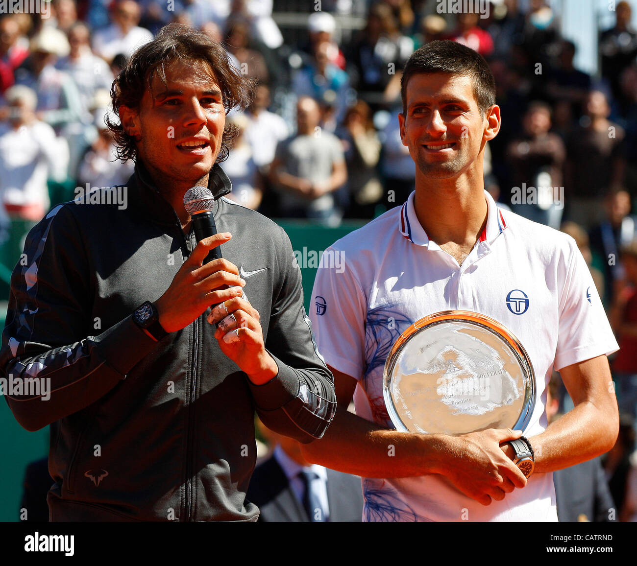 22.04.2012 Monte Carlo, Monaco. Rafael Nadal a remporté le Masters de Monte Carlo après avoir battu Novak Djokovic en deux sets 6-3 6-1. Joué au Monte Carlo Country Club, Monaco. Banque D'Images 22.04.2012 Monte Carlo, Monaco. Rafael Nadal a remporté le Masters de Monte Carlo après avoir battu Novak Djokovic en deux sets 6-3 6-1. Joué au Monte Carlo Country Club, Monaco. Banque D'Images