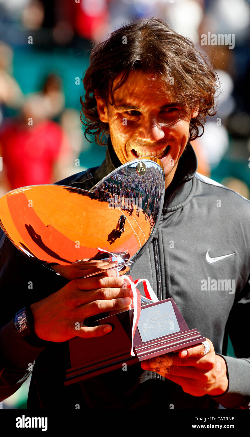 22.04.2012 Monte Carlo, Monaco. Rafael Nadal a remporté le Masters de Monte Carlo après avoir battu Novak Djokovic en deux sets 6-3 6-1. Joué au Monte Carlo Country Club, Monaco. Banque D'Images 22.04.2012 Monte Carlo, Monaco. Rafael Nadal a remporté le Masters de Monte Carlo après avoir battu Novak Djokovic en deux sets 6-3 6-1. Joué au Monte Carlo Country Club, Monaco. Banque D'Images