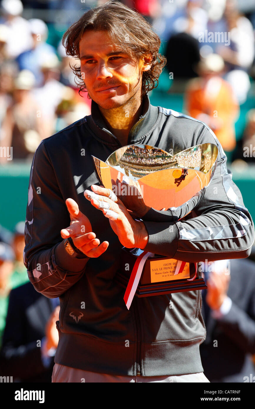 22.04.2012 Monte Carlo, Monaco. Rafael Nadal a remporté le Masters de Monte Carlo après avoir battu Novak Djokovic en deux sets 6-3 6-1. Joué au Monte Carlo Country Club, Monaco. Banque D'Images 22.04.2012 Monte Carlo, Monaco. Rafael Nadal a remporté le Masters de Monte Carlo après avoir battu Novak Djokovic en deux sets 6-3 6-1. Joué au Monte Carlo Country Club, Monaco. Banque D'Images