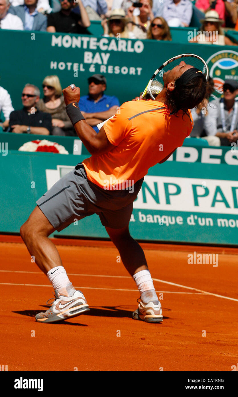 22.04.2012 Monte Carlo, Monaco. Rafael Nadal a remporté le Masters de Monte Carlo après avoir battu Novak Djokovic en deux sets 6-3 6-1. Joué au Monte Carlo Country Club, Monaco. Banque D'Images 22.04.2012 Monte Carlo, Monaco. Rafael Nadal a remporté le Masters de Monte Carlo après avoir battu Novak Djokovic en deux sets 6-3 6-1. Joué au Monte Carlo Country Club, Monaco. Banque D'Images