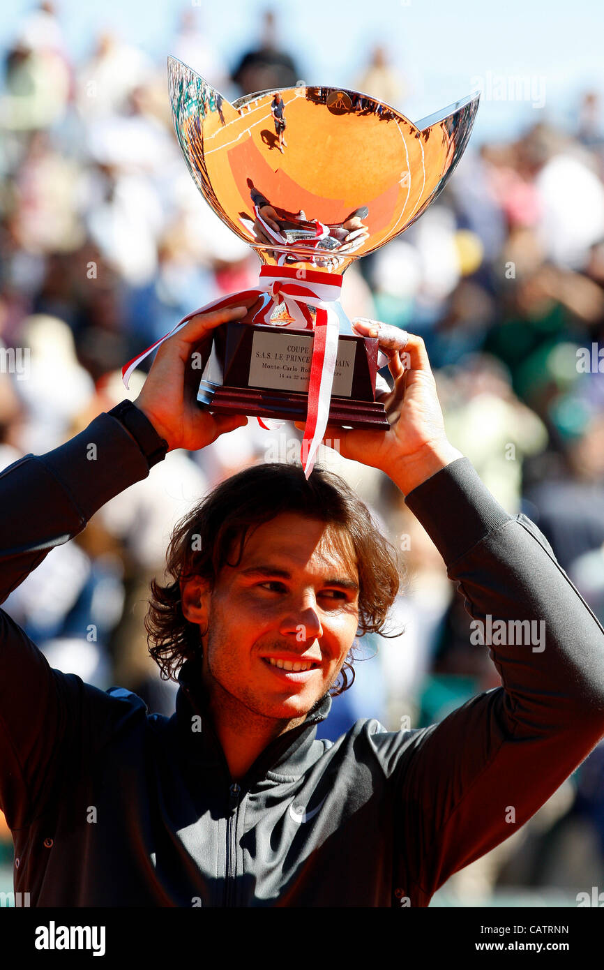 22.04.2012 Monte Carlo, Monaco. Rafael Nadal a remporté le Masters de Monte Carlo après avoir battu Novak Djokovic en deux sets 6-3 6-1. Joué au Monte Carlo Country Club, Monaco. Banque D'Images 22.04.2012 Monte Carlo, Monaco. Rafael Nadal a remporté le Masters de Monte Carlo après avoir battu Novak Djokovic en deux sets 6-3 6-1. Joué au Monte Carlo Country Club, Monaco. Banque D'Images