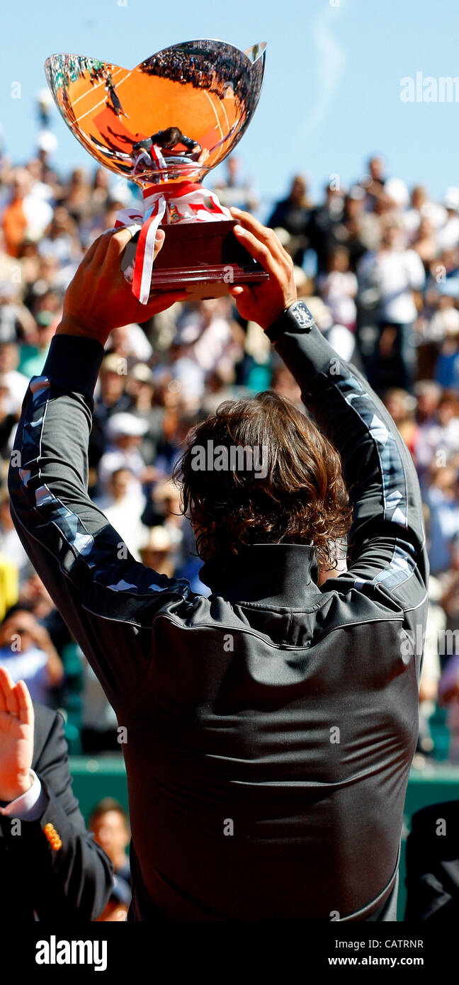 22.04.2012 Monte Carlo, Monaco. Rafael Nadal a remporté le Masters de Monte Carlo après avoir battu Novak Djokovic en deux sets 6-3 6-1. Joué au Monte Carlo Country Club, Monaco. Banque D'Images 22.04.2012 Monte Carlo, Monaco. Rafael Nadal a remporté le Masters de Monte Carlo après avoir battu Novak Djokovic en deux sets 6-3 6-1. Joué au Monte Carlo Country Club, Monaco. Banque D'Images