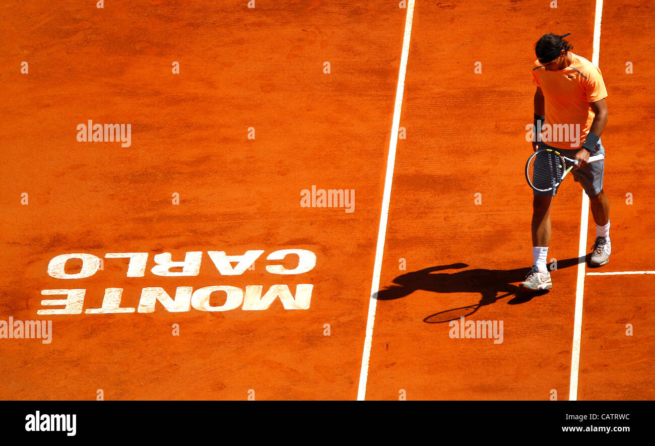 22.04.2012 Monte Carlo, Monaco. Rafael Nadal a remporté le Masters de Monte Carlo après avoir battu Novak Djokovic en deux sets 6-3 6-1. Joué au Monte Carlo Country Club, Monaco. Banque D'Images 22.04.2012 Monte Carlo, Monaco. Rafael Nadal a remporté le Masters de Monte Carlo après avoir battu Novak Djokovic en deux sets 6-3 6-1. Joué au Monte Carlo Country Club, Monaco. Banque D'Images