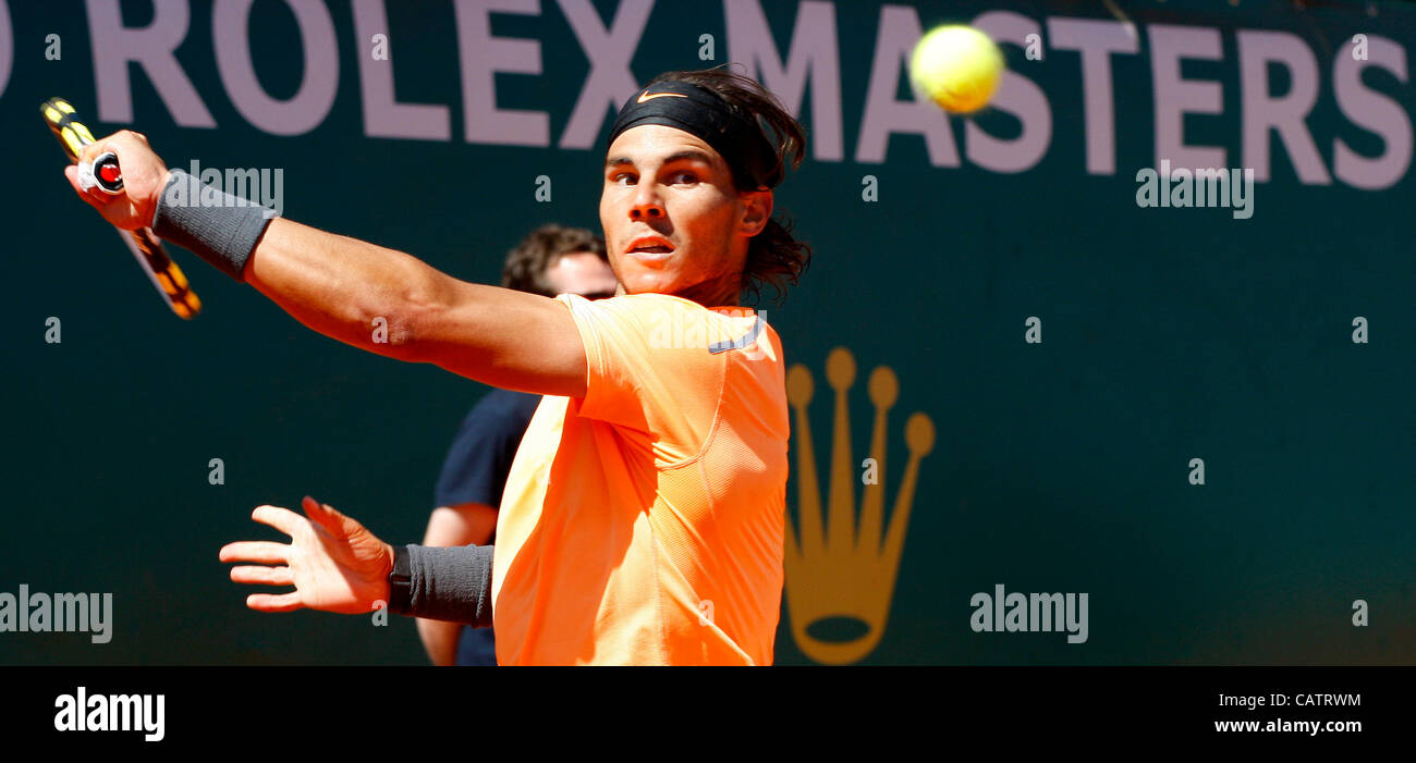 22.04.2012 Monte Carlo, Monaco. Rafael Nadal a remporté le Masters de Monte Carlo après avoir battu Novak Djokovic en deux sets 6-3 6-1. Joué au Monte Carlo Country Club, Monaco. Banque D'Images 22.04.2012 Monte Carlo, Monaco. Rafael Nadal a remporté le Masters de Monte Carlo après avoir battu Novak Djokovic en deux sets 6-3 6-1. Joué au Monte Carlo Country Club, Monaco. Banque D'Images