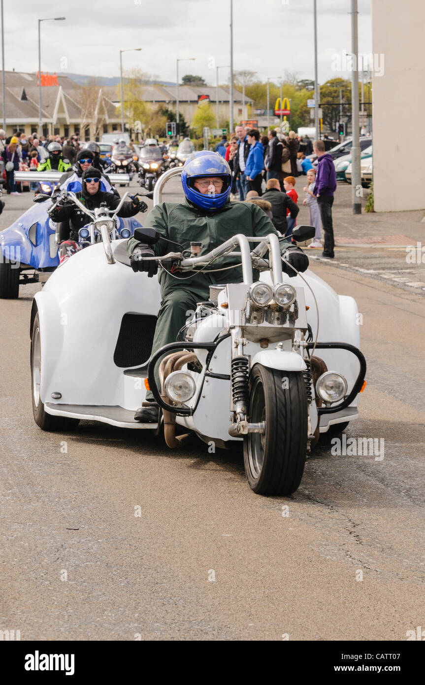 Biker monte un tricycle construit sur mesure au cours d'une charité ride-out Banque D'Images