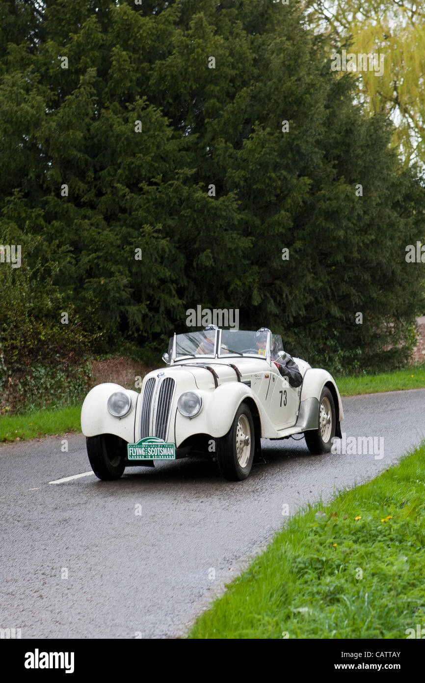 1938 BMW 328 dirigé par Bert Van Den Dool (NL) et de Gertrude Mulder (N) qui se font concurrence dans le 4e. Flying Scotsman Rally 2012 organisé par l'Association Rallye d'Endurance en passant par Kirton Holme Nr. Boston, dans le Lincolnshire le premier jour du rallye le vendredi 20 mai. Avril. Organisé par l'Endurance Banque D'Images