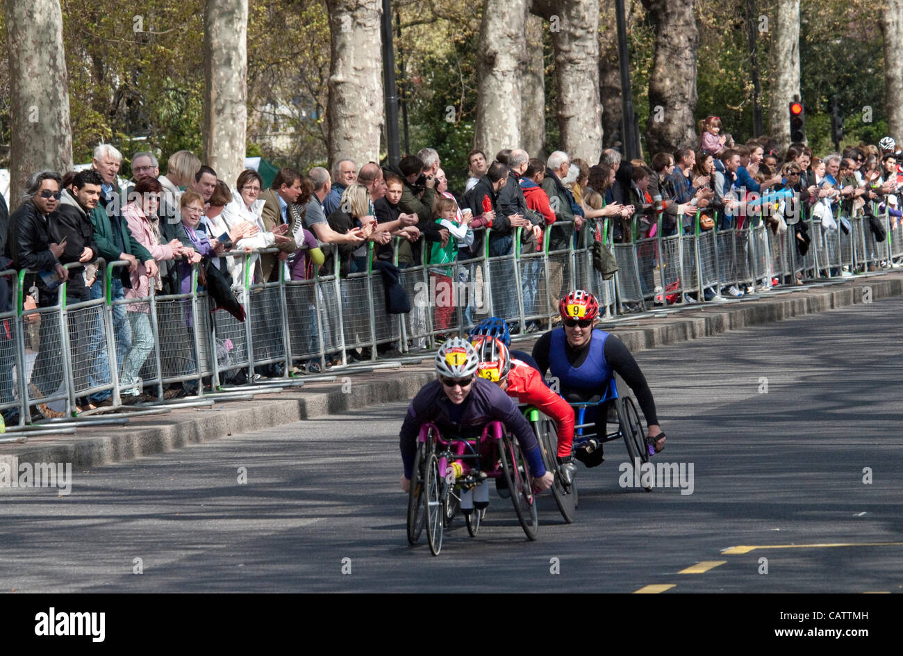 Les athlètes en fauteuil roulant (de gauche à droite) Amanda McGrory (USA), Sandra Graf (SUI) et Christina Ripp-Schwab (Etats-Unis) à la 25 mile point sur Victoria Embankment. Ligne de crédit : Crédit : Elspeth Graham / Alamy Live News. Banque D'Images