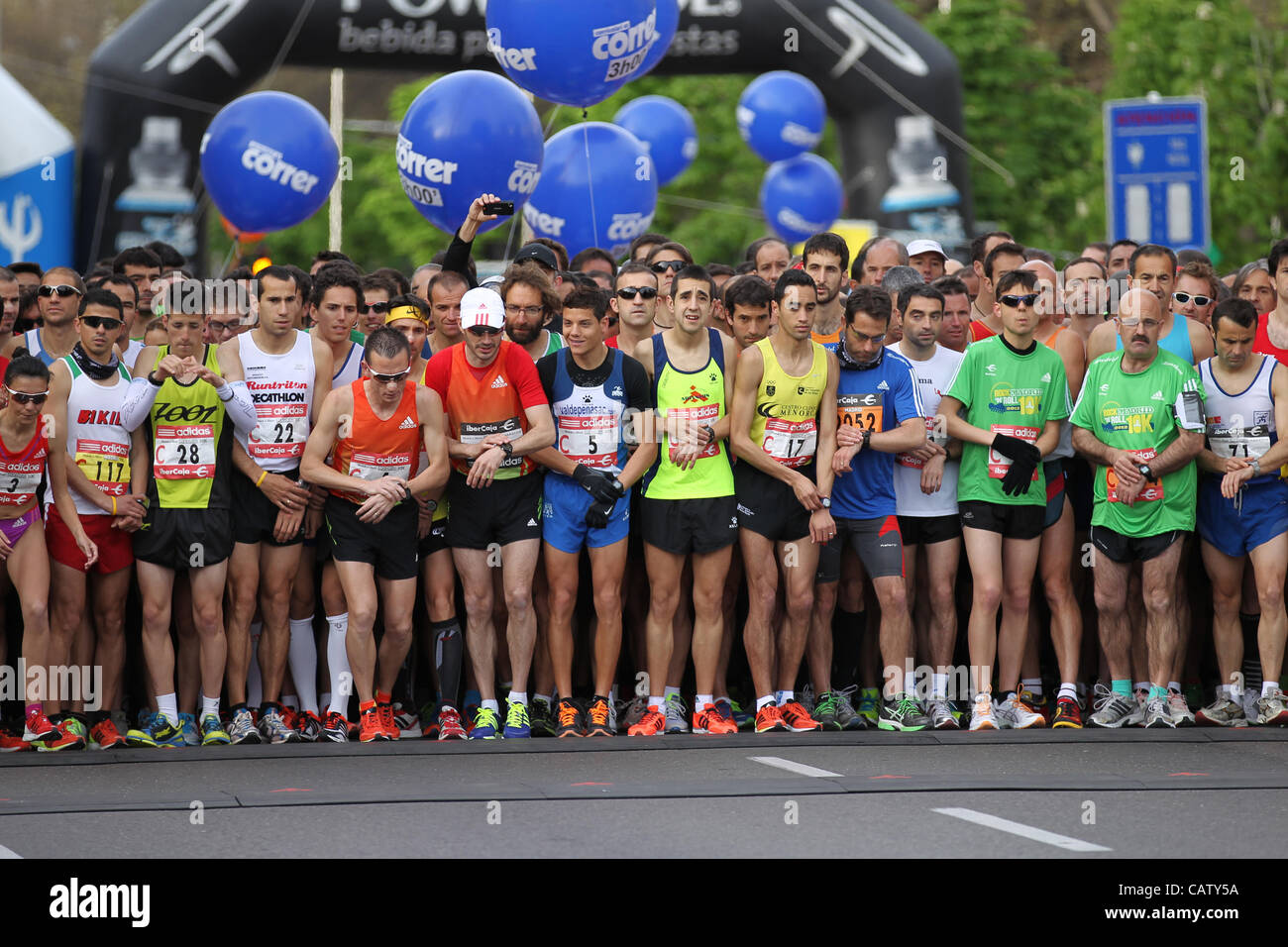 22.04.2012 Madrid, Espagne. Le Marathon de Madrid. Les participants au début de la course. La course a été remportée par le Kenya's Patrick Korir (2:12:07) mens et Margaret Agai (2:32,23) La race des femmes. Banque D'Images 22.04.2012 Madrid, Espagne. Le Marathon de Madrid. Les participants au début de la course. La course a été remportée par le Kenya's Patrick Korir (2:12:07) mens et Margaret Agai (2:32,23) La race des femmes. Banque D'Images