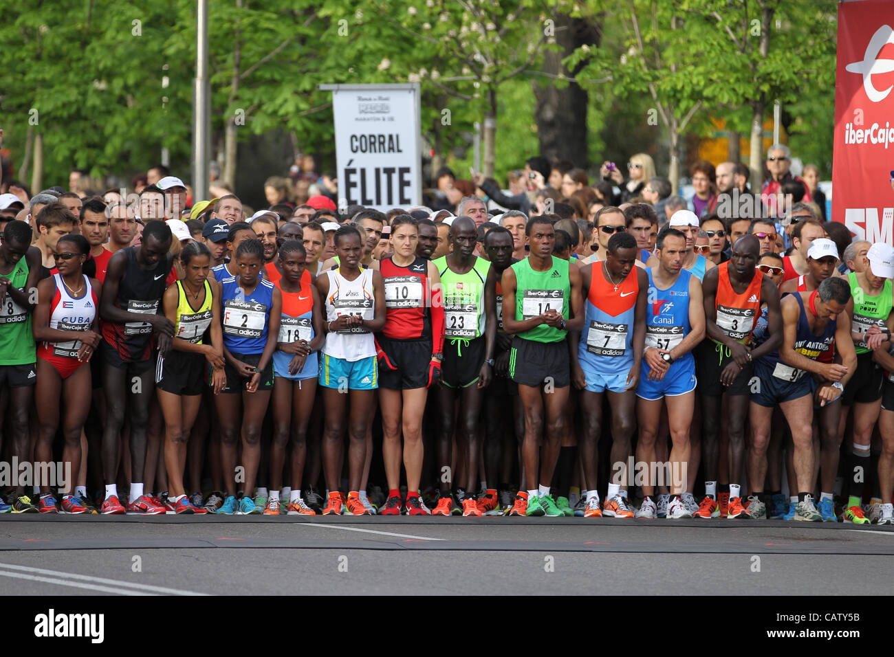 22.04.2012 Madrid, Espagne. Le Marathon de Madrid. Les participants de l'élite pack au début de la course. La course a été remportée par le Kenya's Patrick Korir (2:12:07) mens et Margaret Agai (2:32,23) La race des femmes. Banque D'Images 22.04.2012 Madrid, Espagne. Le Marathon de Madrid. Les participants de l'élite pack au début de la course. La course a été remportée par le Kenya's Patrick Korir (2:12:07) mens et Margaret Agai (2:32,23) La race des femmes. Banque D'Images