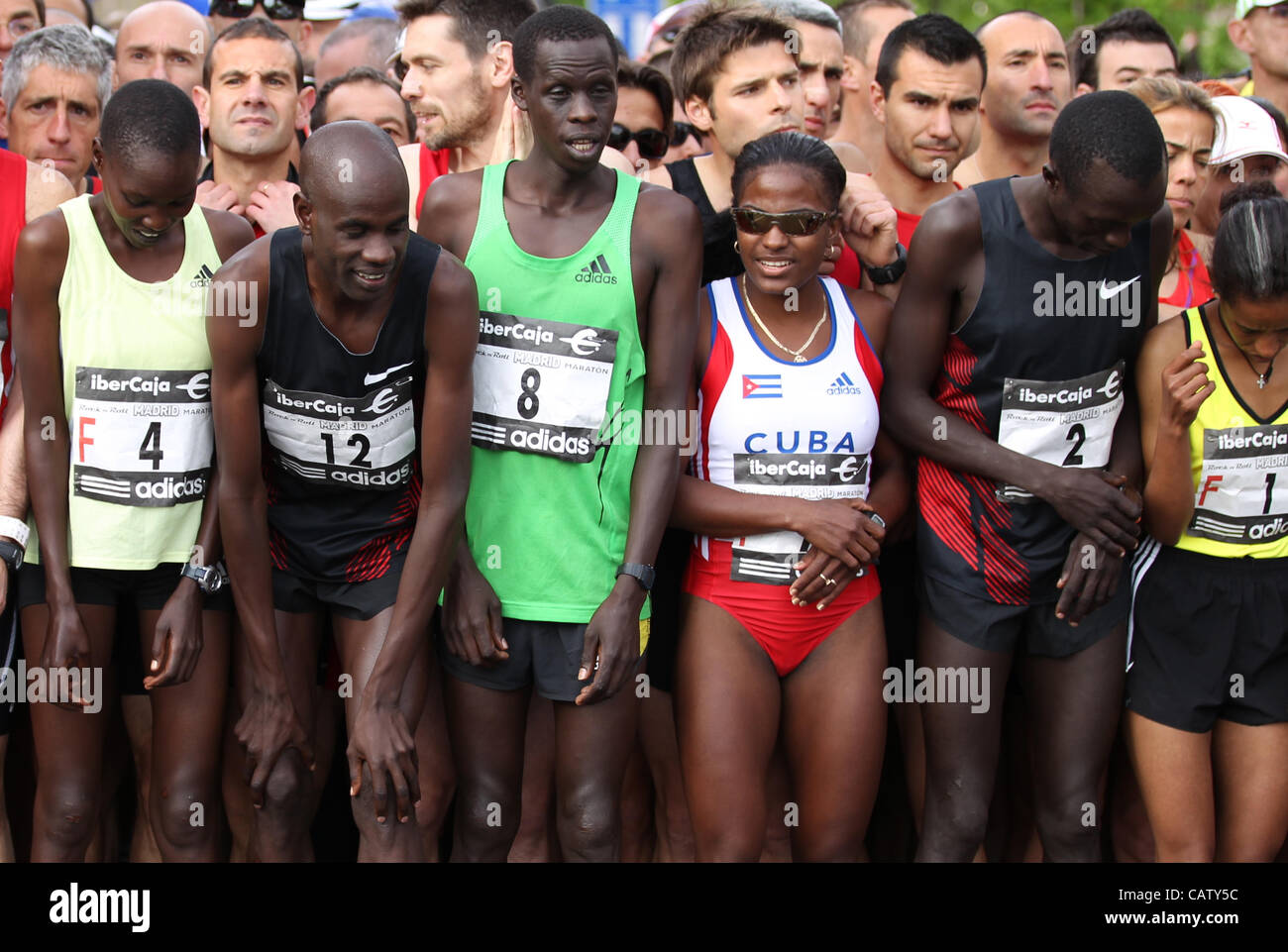22.04.2012 Madrid, Espagne. Le Marathon de Madrid. Les participants de l'élite pack au début de la course. La course a été remportée par le Kenya's Patrick Korir (2:12:07) mens et Margaret Agai (2:32,23) La race des femmes. Banque D'Images 22.04.2012 Madrid, Espagne. Le Marathon de Madrid. Les participants de l'élite pack au début de la course. La course a été remportée par le Kenya's Patrick Korir (2:12:07) mens et Margaret Agai (2:32,23) La race des femmes. Banque D'Images