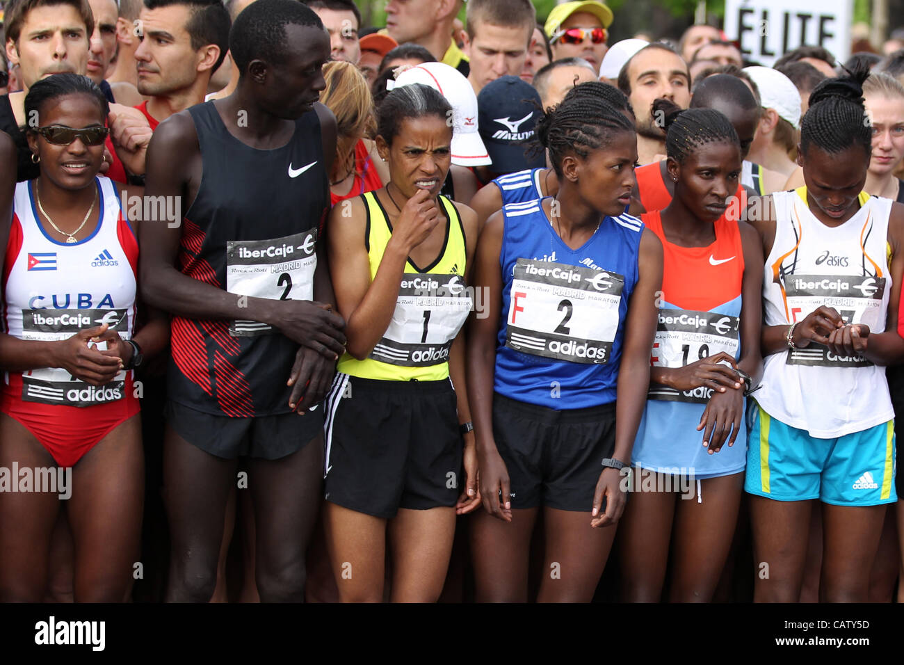 22.04.2012 Madrid, Espagne. Le Marathon de Madrid. Les participants de l'élite pack au début de la course. La course a été remportée par le Kenya's Patrick Korir (2:12:07) mens et Margaret Agai (2:32,23) La race des femmes. Banque D'Images 22.04.2012 Madrid, Espagne. Le Marathon de Madrid. Les participants de l'élite pack au début de la course. La course a été remportée par le Kenya's Patrick Korir (2:12:07) mens et Margaret Agai (2:32,23) La race des femmes. Banque D'Images