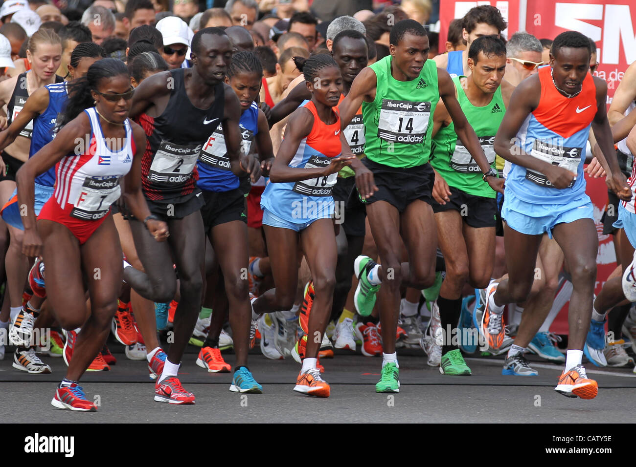 22.04.2012 Madrid, Espagne. Le Marathon de Madrid. Les participants au début de la course. La course a été remportée par le Kenya's Patrick Korir (2:12:07) mens et Margaret Agai (2:32,23) La race des femmes. Banque D'Images 22.04.2012 Madrid, Espagne. Le Marathon de Madrid. Les participants au début de la course. La course a été remportée par le Kenya's Patrick Korir (2:12:07) mens et Margaret Agai (2:32,23) La race des femmes. Banque D'Images