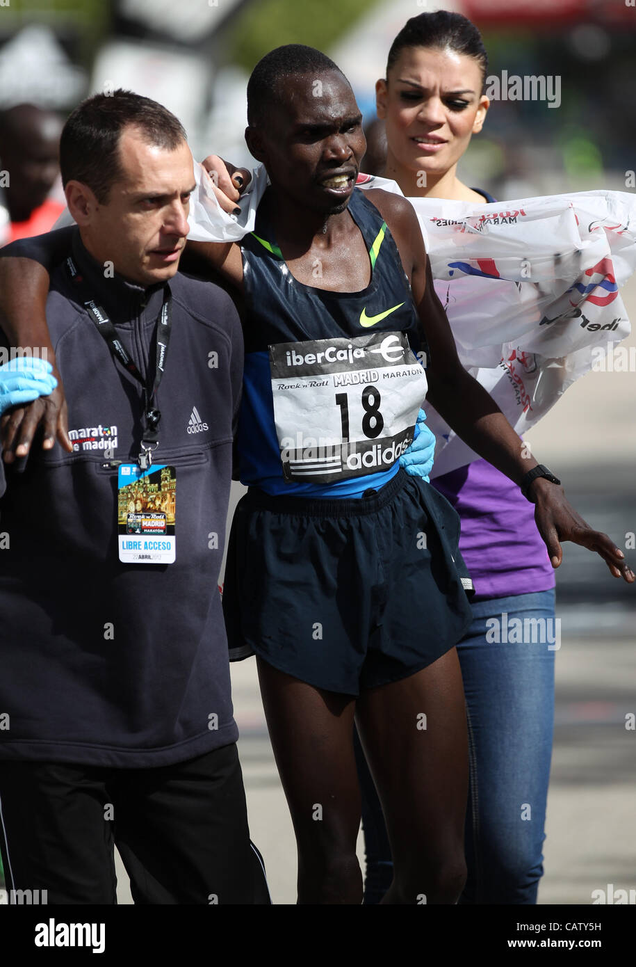 22.04.2012 Madrid, Espagne. Le Marathon de Madrid. La course a été remportée par le Kenya's Patrick Korir (2:12:07) mens et Margaret Agai (2:32,23) La race des femmes. Banque D'Images 22.04.2012 Madrid, Espagne. Le Marathon de Madrid. La course a été remportée par le Kenya's Patrick Korir (2:12:07) mens et Margaret Agai (2:32,23) La race des femmes. Banque D'Images