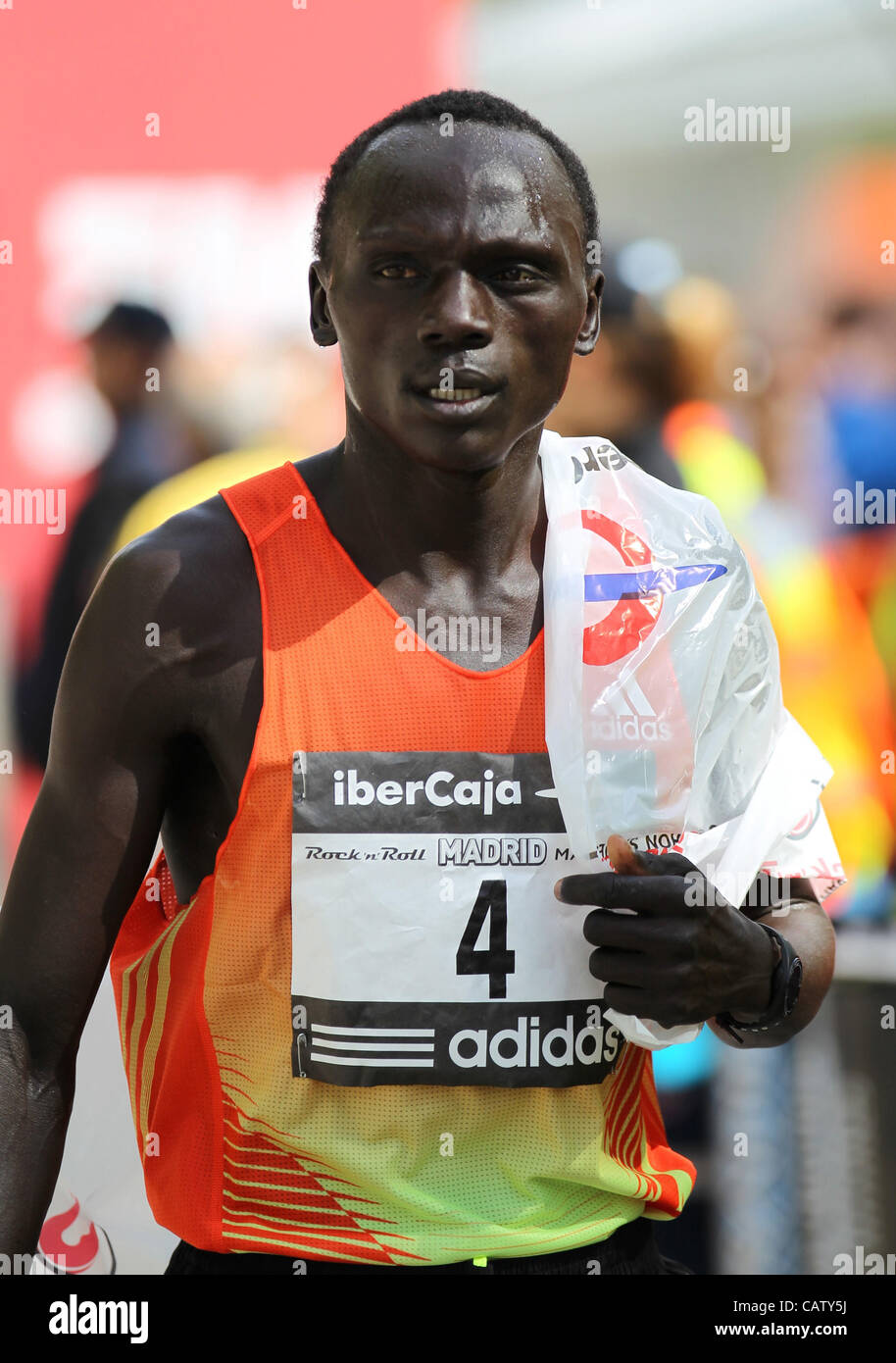 22.04.2012 Madrid, Espagne. Le Marathon de Madrid. La course a été remportée par le Kenya's Patrick Korir (2:12:07) mens et Margaret Agai (2:32,23) La race des femmes. Banque D'Images 22.04.2012 Madrid, Espagne. Le Marathon de Madrid. La course a été remportée par le Kenya's Patrick Korir (2:12:07) mens et Margaret Agai (2:32,23) La race des femmes. Banque D'Images