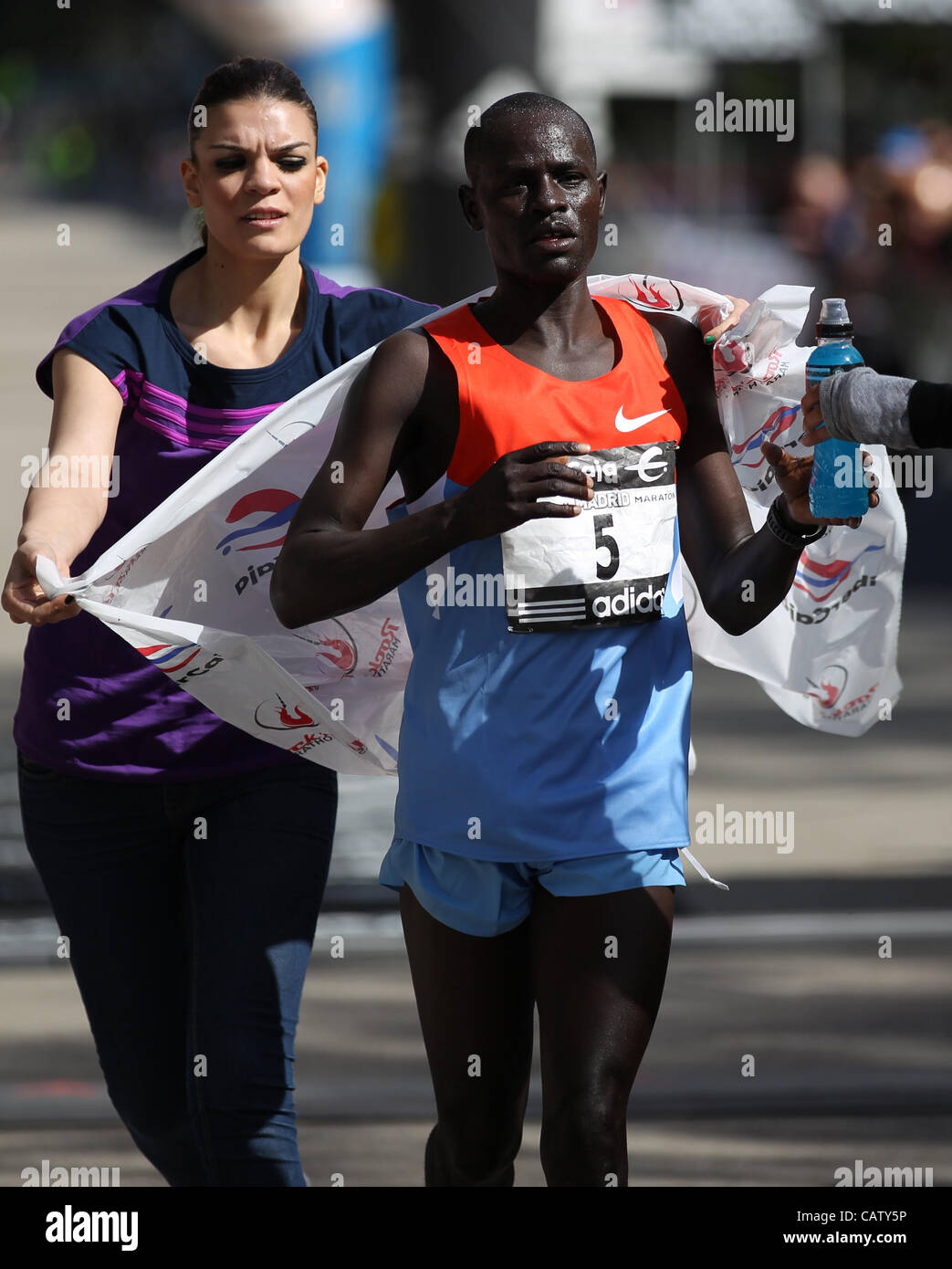 22.04.2012 Madrid, Espagne. Le Marathon de Madrid. La course a été remportée par le Kenya's Patrick Korir (2:12:07) mens et Margaret Agai (2:32,23) La race des femmes. Banque D'Images 22.04.2012 Madrid, Espagne. Le Marathon de Madrid. La course a été remportée par le Kenya's Patrick Korir (2:12:07) mens et Margaret Agai (2:32,23) La race des femmes. Banque D'Images