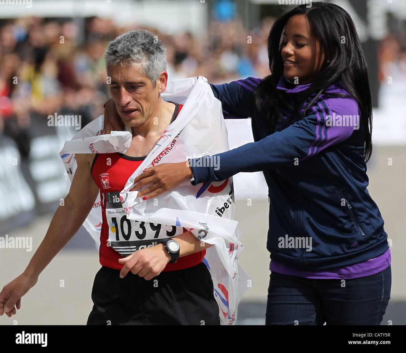 22.04.2012 Madrid, Espagne. Le Marathon de Madrid. La course a été remportée par le Kenya's Patrick Korir (2:12:07) mens et Margaret Agai (2:32,23) La race des femmes. Banque D'Images 22.04.2012 Madrid, Espagne. Le Marathon de Madrid. La course a été remportée par le Kenya's Patrick Korir (2:12:07) mens et Margaret Agai (2:32,23) La race des femmes. Banque D'Images