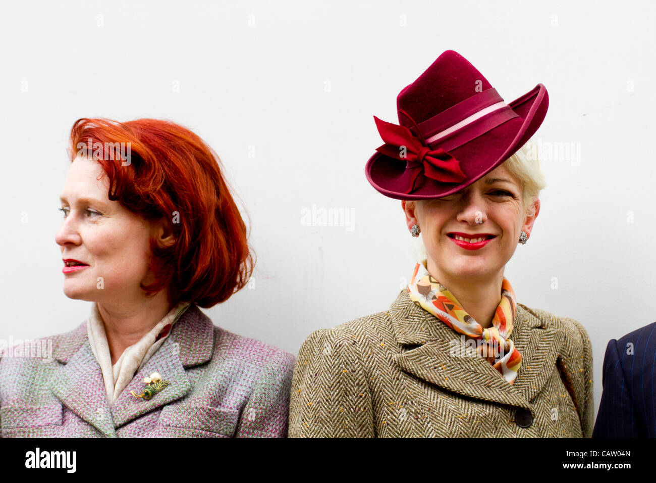 London,UK, 23 avril 2012.Chaps et Chapettes assembler sur Savile Row Londres pour protester contre le projet d'ouverture d'un magasin pour enfants par Abercrombie & Fitch au numéro 3 Savile Row London. Savile Row a été la maison de couture sur mesure en Angleterre. Banque D'Images