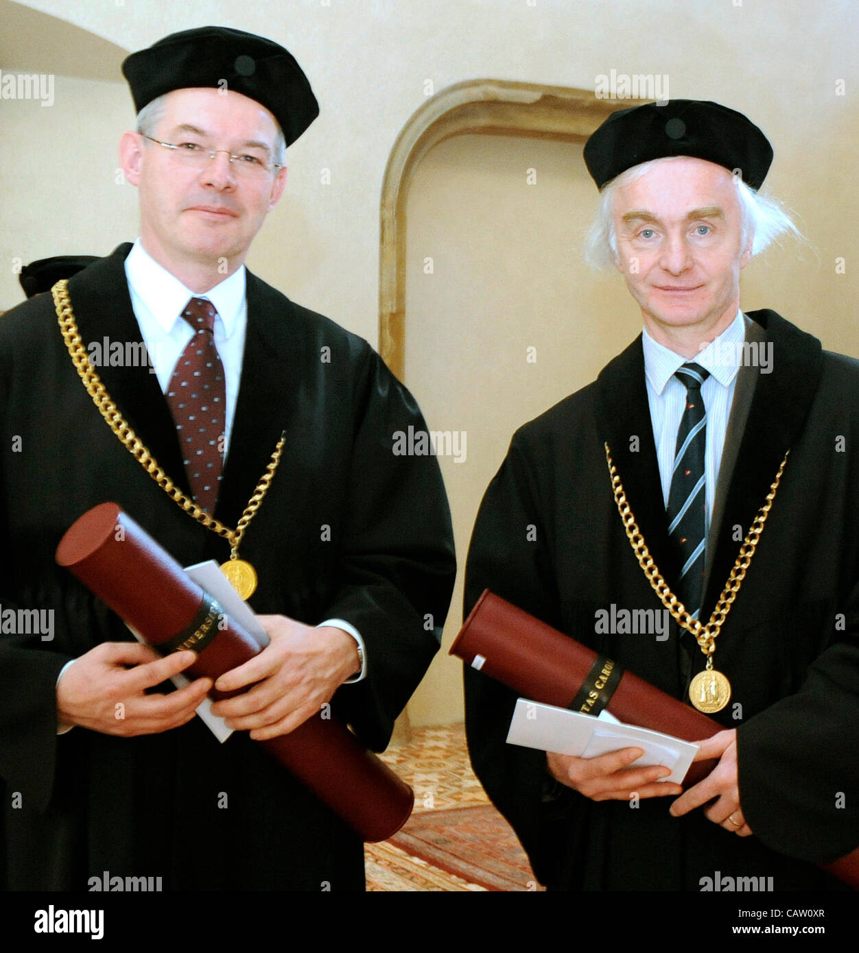 Les scientifiques allemands Hans-Joachim Gabius de l'Université Ludwig Maximilians de Munich, droite, et Christoph Wanner de l'hôpital de l'Université de Wuerzburg, a reçu un doctorat honorifique de la faculté de médecine à Prague, en République tchèque, le lundi 23 avril, 2012. (Photo/CTK Stanislav Zbynek) Banque D'Images