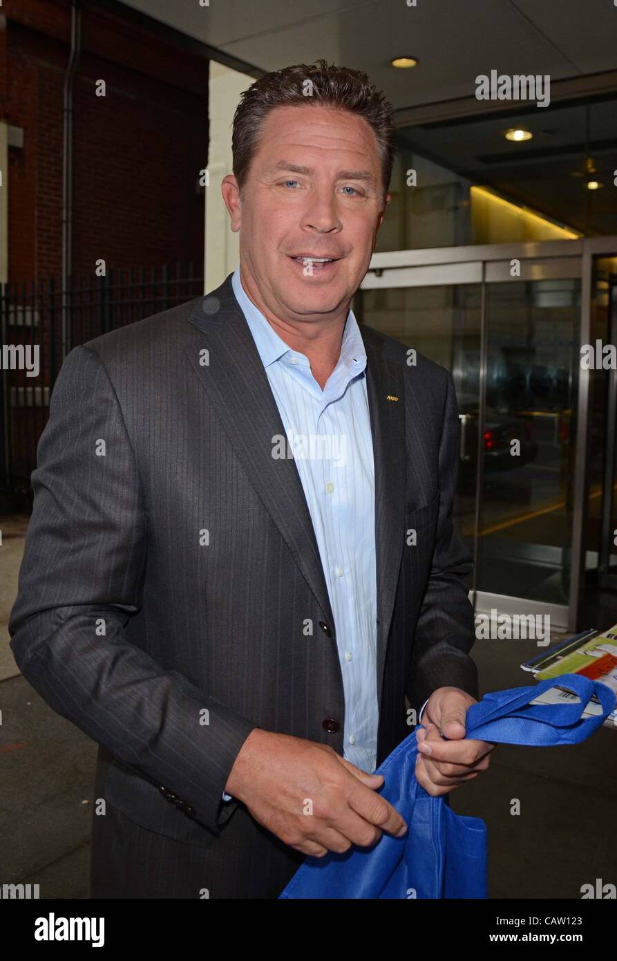 Dan Marino, à CBS Morning Show dehors et environ pour la célébrité CANDIDS-MON, , New York, NY Le 23 avril 2012. Photo par : Derek Storm/Everett Collection Banque D'Images