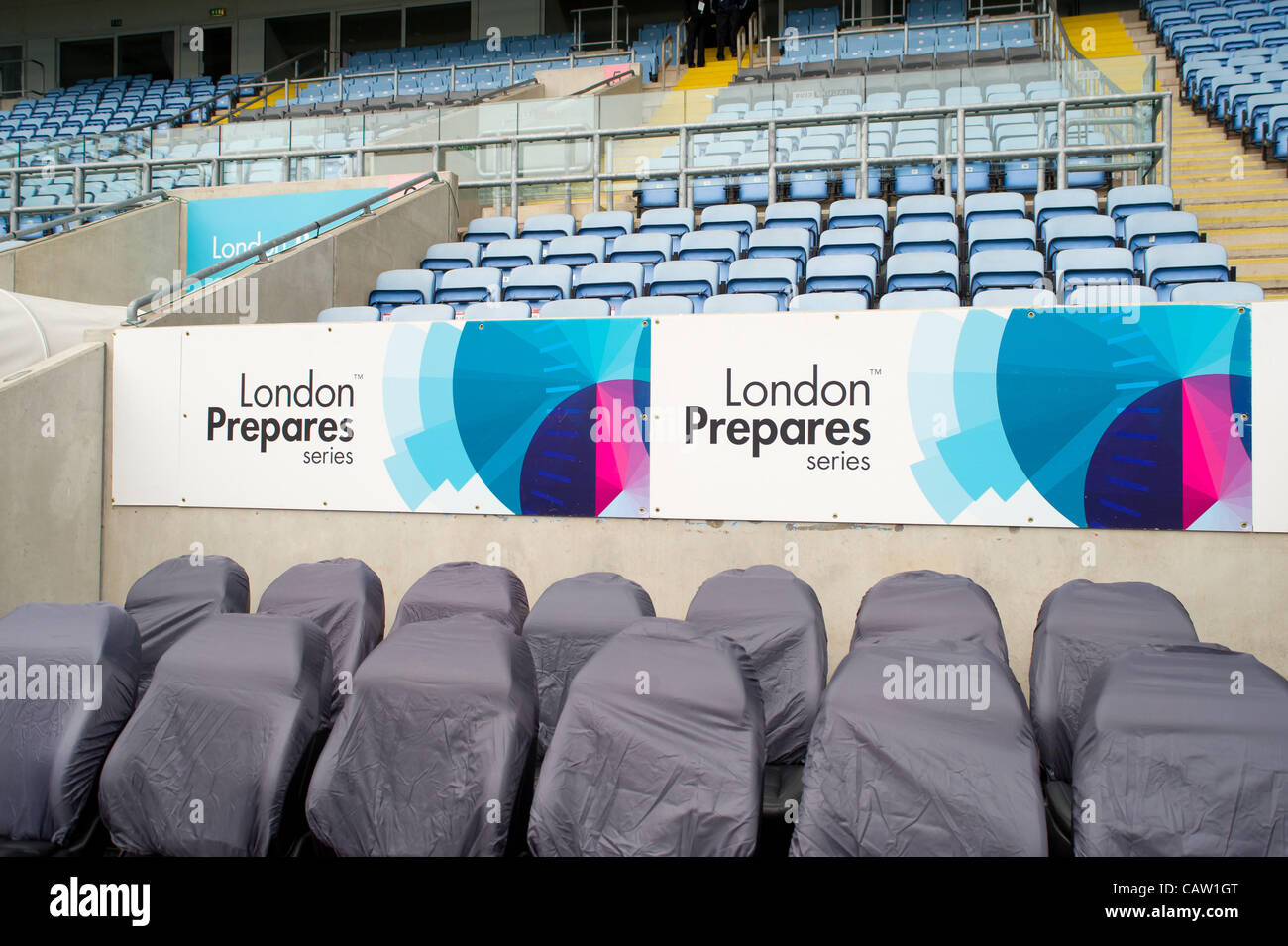 23.04.2012. Coventry, en Angleterre. Les préparatifs de dernière minute avant le match de qualification olympique entre le Sénégal et Oman se déroulait dans la ville de Coventry Stadium. L 'RICOH ARENA' est masqué par un 'London' prépare le logo stade est d'être connu comme "la ville de Coventry Arena' pour le rouleau Banque D'Images