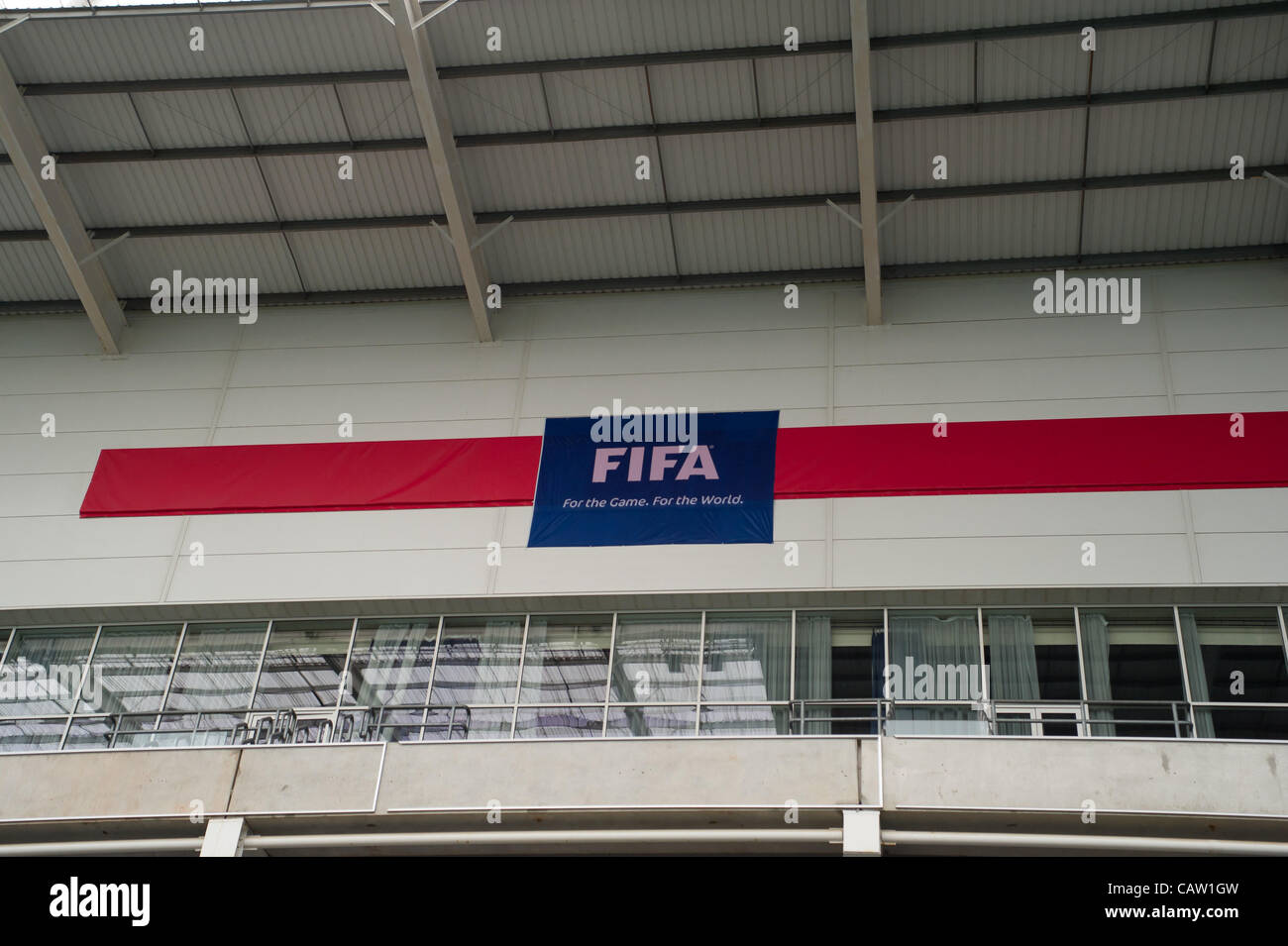 23.04.2012. Coventry, en Angleterre. Les préparatifs de dernière minute avant le match de qualification olympique entre le Sénégal et Oman se déroulait dans la ville de Coventry Stadium. L 'RICOH ARENA' est masqué par un "logo FIFA" comme le stade est d'être connu comme "la ville de Coventry Arena' pour le tournoi. Banque D'Images