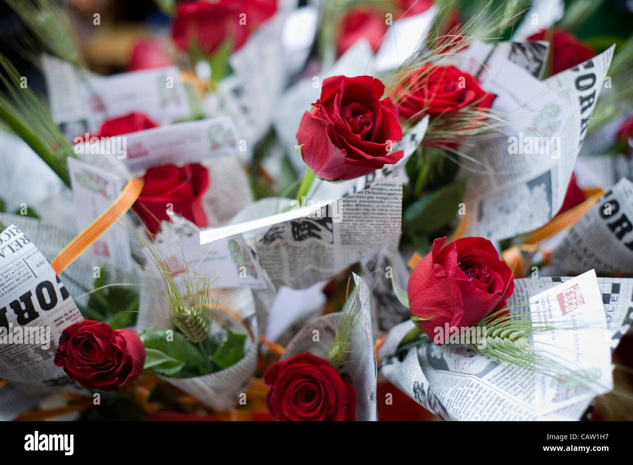 23 avril ; 2012 - Barcelone, Catalogne, Espagne. Roses et des lettres dans les rues de Barcelone. La tradition pendant le jour de Sant Jordi les hommes offrent une rose des commandes et les femmes donnent un livre ; tous en signe d'amour. Banque D'Images