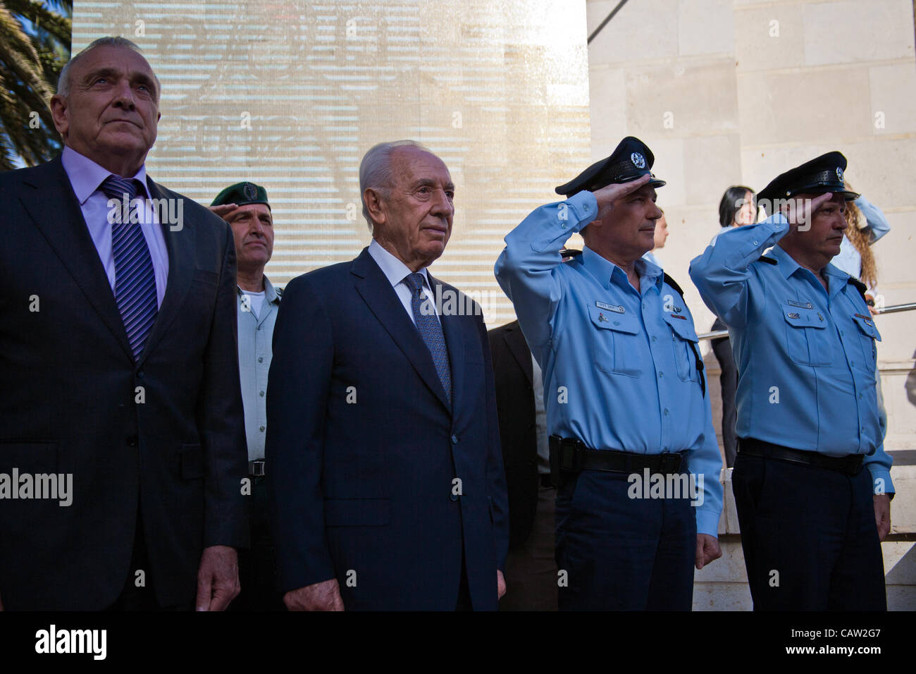 De gauche à droite : Le Ministre Yitzhak Aharonovitch, le Président Shimon Peres, Commissaire Yohanan Danino et le général Yaron Beéri sont accueillis à l'entrée d'un pré-indépendance jour rendant hommage à l'excellence des officiers de police. Jérusalem, Israël. 23-Apr-2012. Banque D'Images