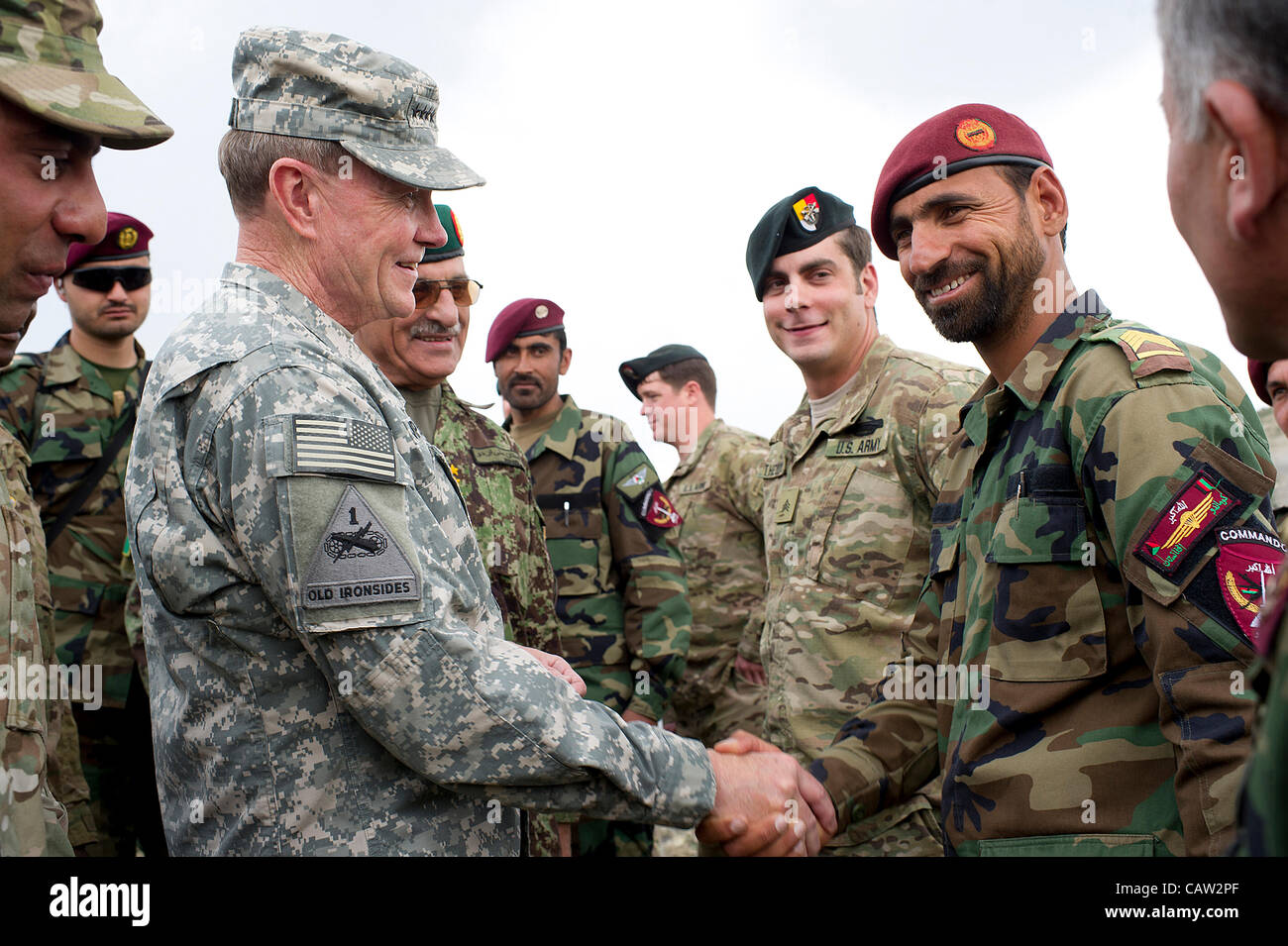 Président du Comité des chefs d'état-major, le général Martin E. Dempsey parle avec un afghan au camp commando des forces spéciales Moorehead, Afghanistan, le 23 avril 2012 à Kaboul, Afghanistan. Banque D'Images