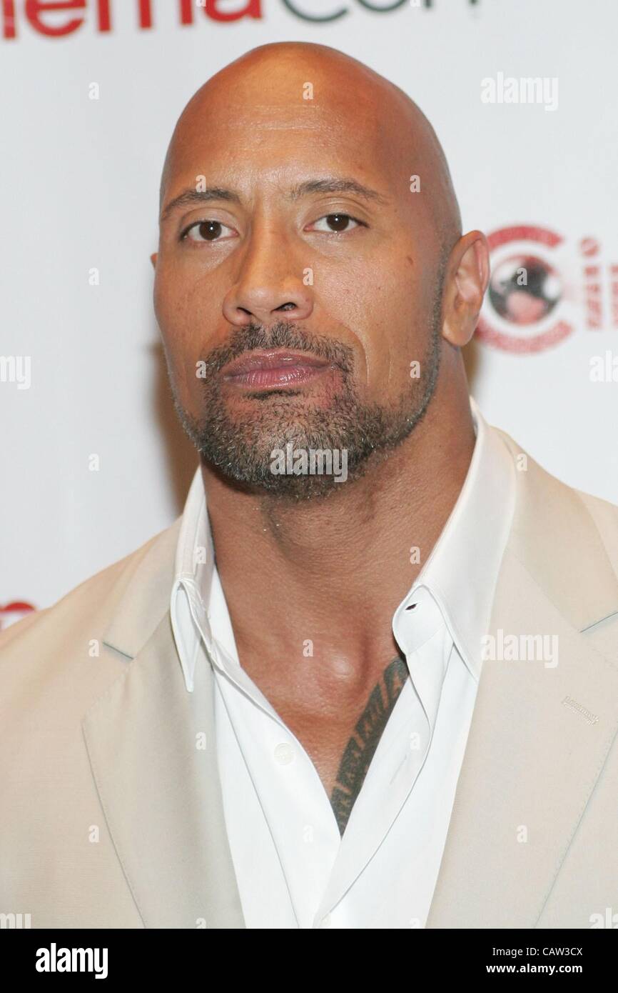 Dwayne Johnson aux arrivées pour Paramount Pictures et DreamWorks Animation Soirée d'ouverture Dîner-réception de Kino, le Colisée de Caesars Palace, Las Vegas, NV le 23 avril 2012. Photo par : James Atoa/Everett Collection Banque D'Images