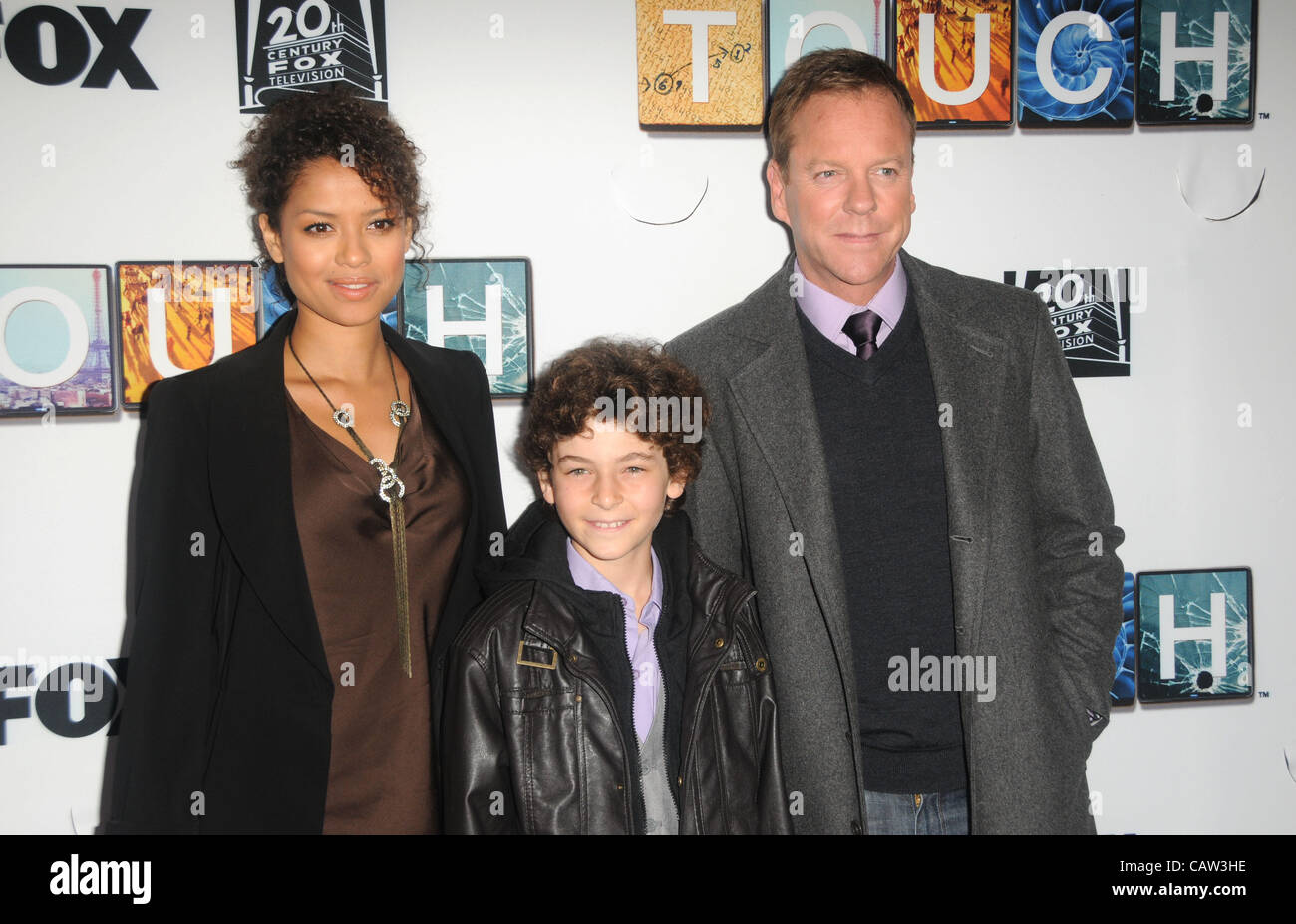 23 avril 2012 - Los Angeles, Californie, États-Unis - Gugu Mbatha-Raw, David Mazouz et Kiefer Sutherland en assistant à l'écran tactile du panneau de contrôle et de débat de la Leonard H. Goldenson Theatre à North Hollywood, Californie le 23 avril 2012. Crédit Image : 2012(© D. Long/Globe Photos/ZUMAPRESS.com) Banque D'Images