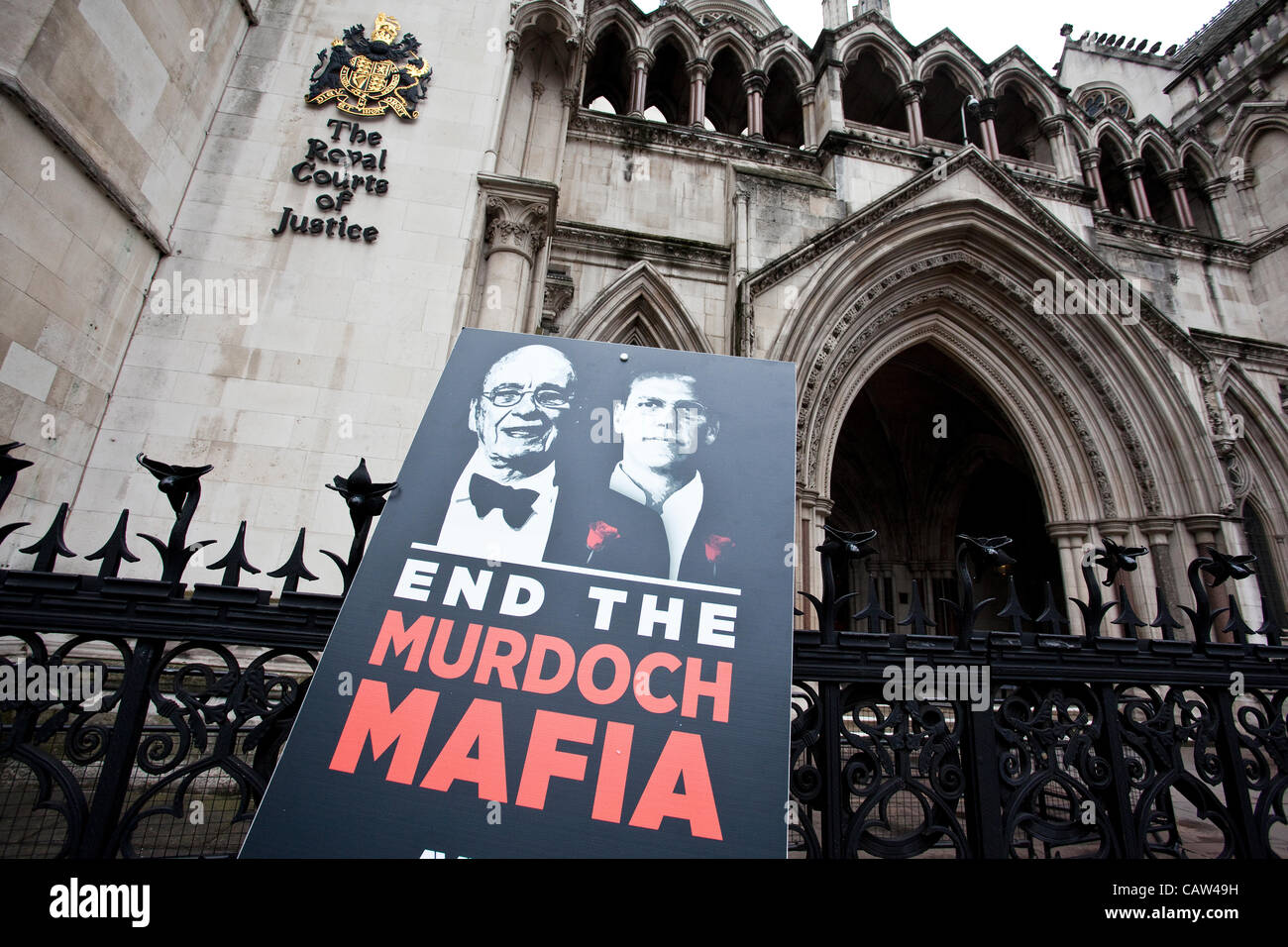 Royal Courts of Justice, la Haute Cour de Londres, Royaume-Uni. 24.04.2012 photo montre une protestation contre l'empire médiatique de Murdoch devant James et Rupert Murdoch apparaissant à l'enquête Leveson, à la Royal Courts of Justice cette semaine. Banque D'Images