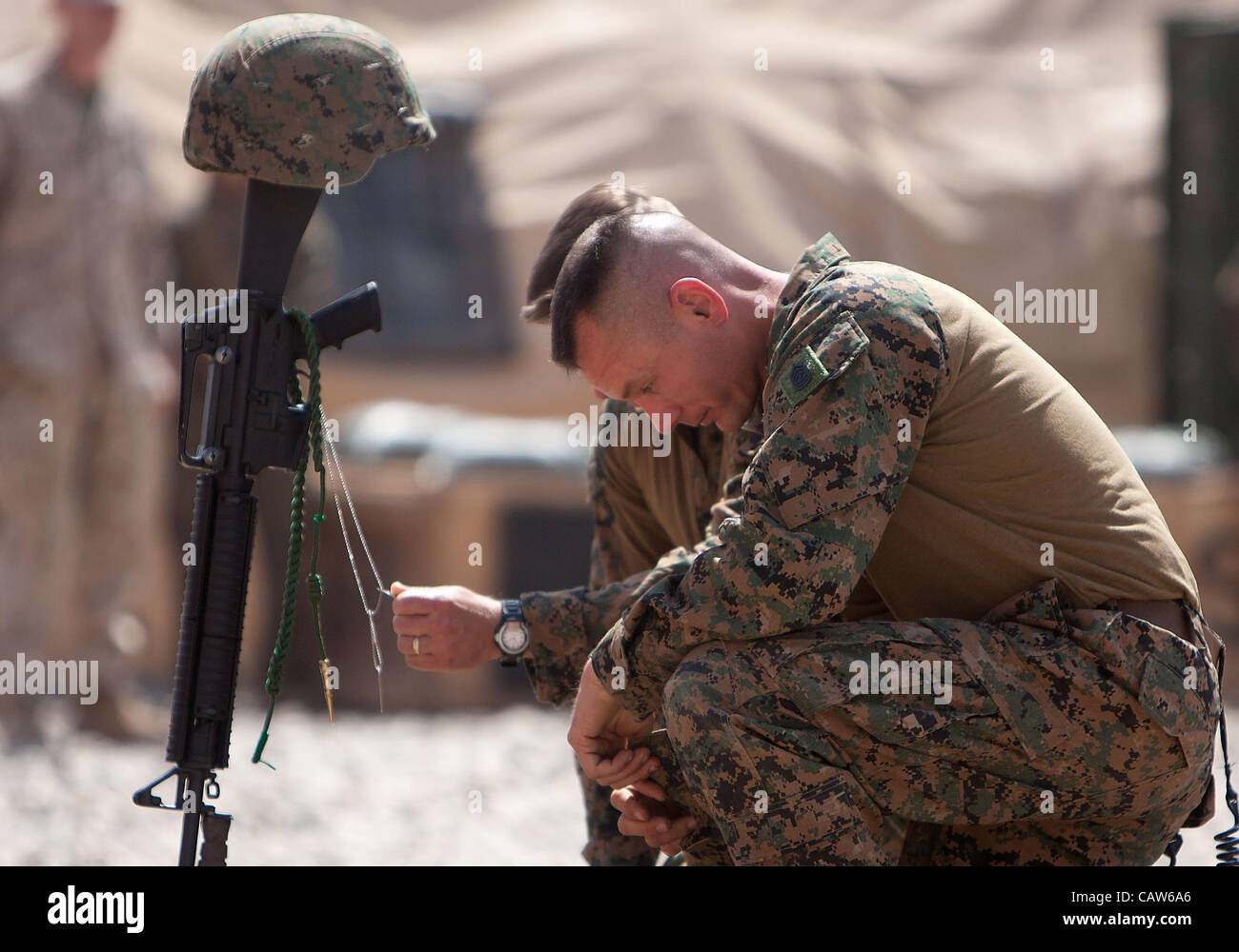 Marines tenir un moment de silence en face d'un champ de bataille pour la Cpl Lance. Abraham Tarwoe 22 avril 2012 dans la province d'Helmand, en Afghanistan. Tarwoe a été tué au combat le 12 avril 2012. Banque D'Images