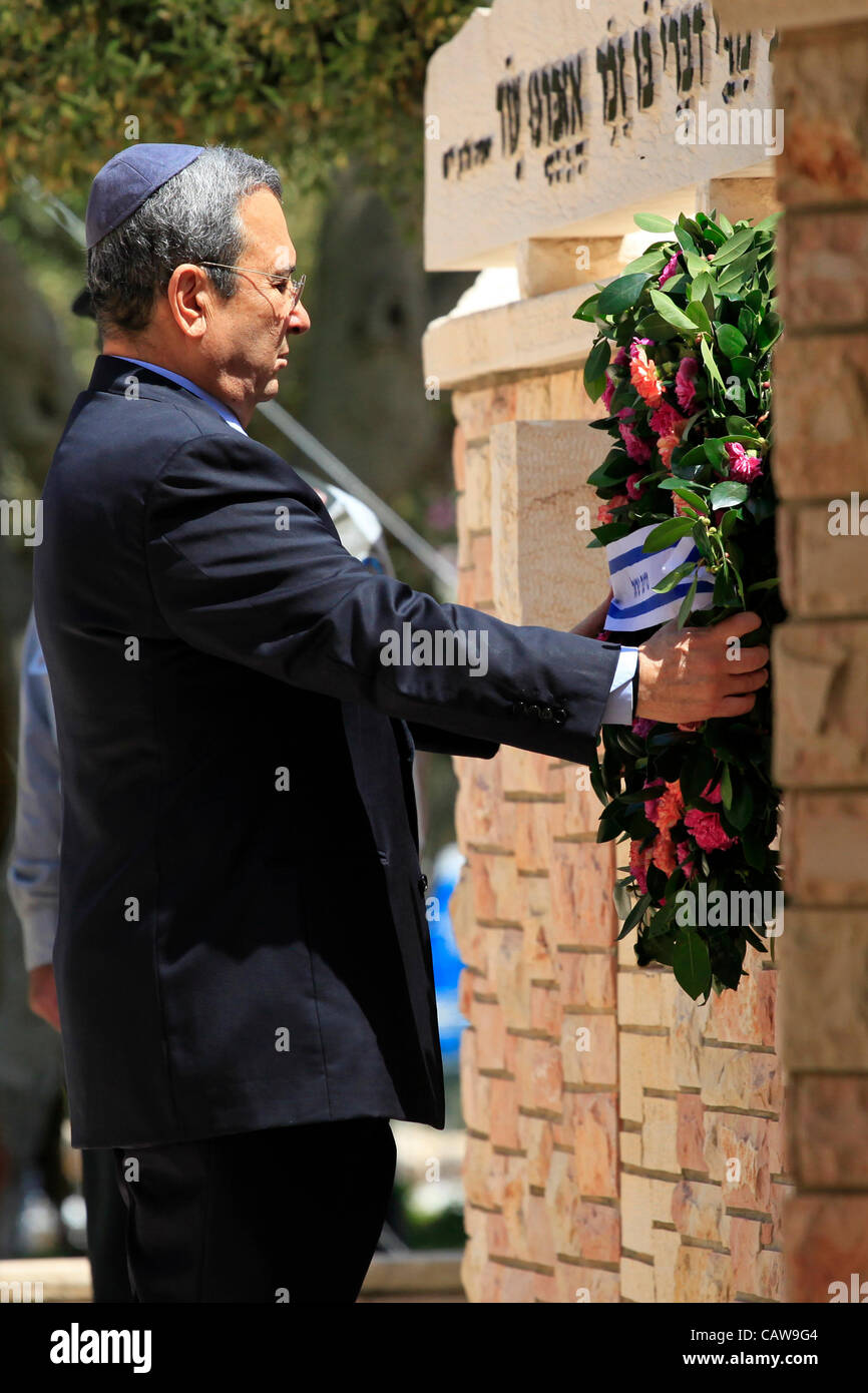 Le ministre de la Défense Ehud Barak dépose une couronne au cours d'une cérémonie à Kiryat Shaul cimetière militaire à Tel Aviv que le pays marque le Jour du souvenir pour les soldats tombés au combat Banque D'Images