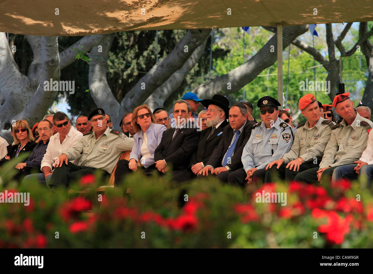 Le ministre de la Défense israélien Ehud Barak et d'autres hauts responsables militaires ont assisté à une cérémonie à Kiryat Shaul cimetière militaire à Tel Aviv que le pays marque le Jour du souvenir pour les soldats tombés au combat Banque D'Images