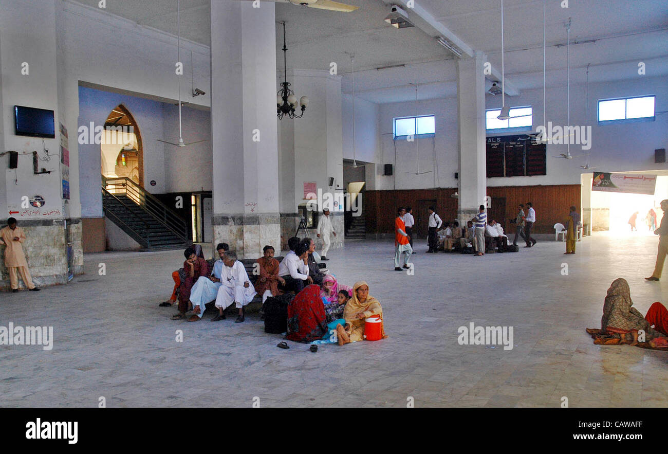 Les passagers attendent leurs trains de marchandises à une plate-forme à la gare de Lahore, le mercredi 25 avril, 2012.Avec la mort de l'enfant de sept ans le mercredi, sans frais d'explosion meurtrière à Lahore railway station monté sur trois a plus de 45 personnes sont blessées. Une bombe a explosé près de Banque D'Images