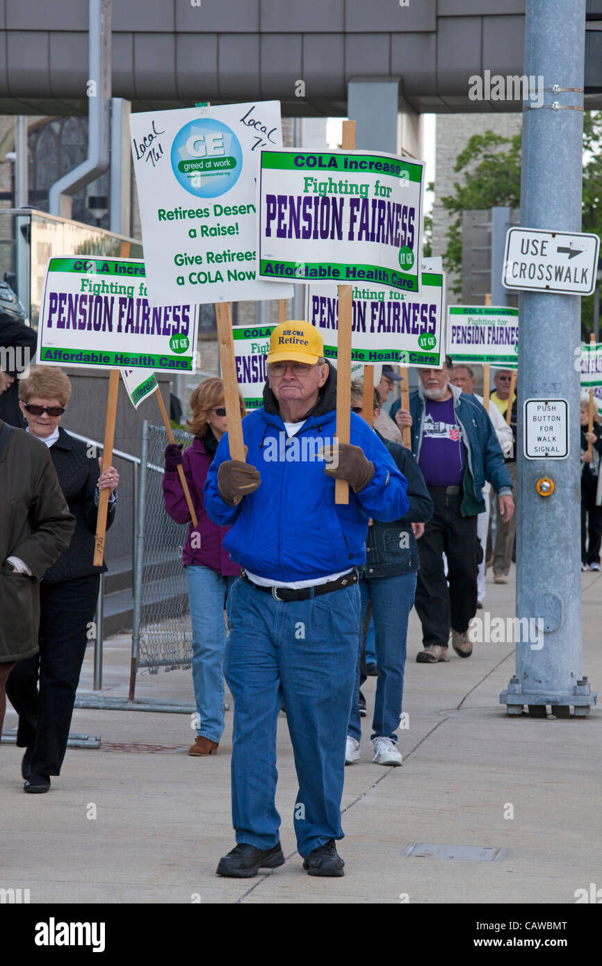 Detroit, Michigan - environ 2 000 militants syndicaux et communautaires de General Electric ont protesté devant l'assemblée annuelle des actionnaires, appelant à la société de payer sa juste part d'impôt. Un groupe de travailleurs retraités GE a appelé à une augmentation du coût de la vie dans leurs pensions. Banque D'Images
