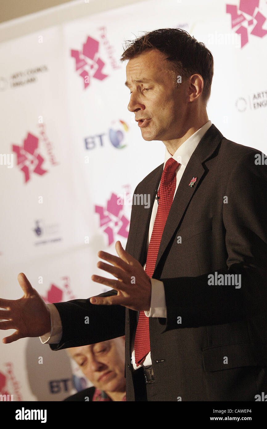 26 avril 2012 - London, Londres, Royaume-Uni - Jeremy Hunt MP Secrétaire d'État à la culture, Jeux Olympiques, des médias et du Sport première apparition publique à la suite de révélations Murdoch lors du lancement de l'Olympiade culturelle de Londres 2012 à la Tour de Londres UK 26.04.2012 (crédit Image : © Theodore Lia Banque D'Images