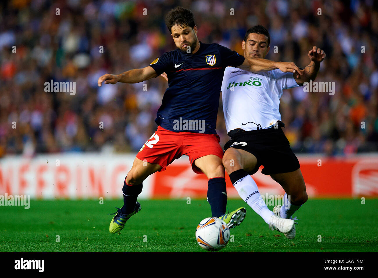 26.04.2012 Valence, Espagne. Valence v Atletico Madrid. Ricardo Costa de Valencia (R) convoite la la balle avec l'Atlético de Madrid, Diego (L) au cours de l'UEFA Europa League match joué au stade Mestalla. Banque D'Images