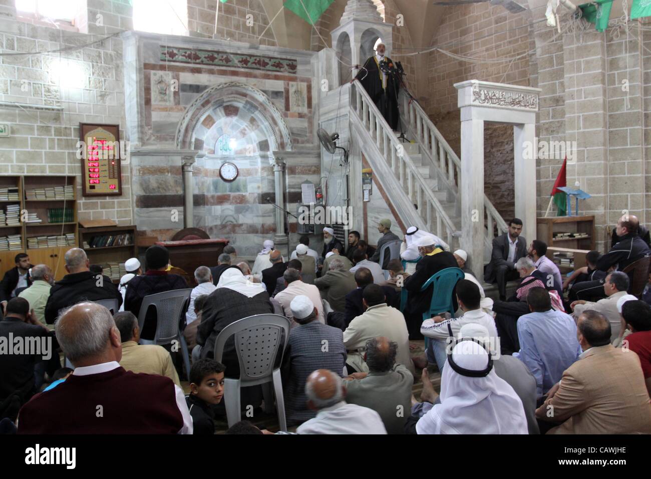 Le 27 avril 2012 - Gaza, bande de Gaza, territoire palestinien - Le Premier Ministre palestinien Ismail Haniyeh à Gaza pendant la prière du vendredi à la mosquée Al-Omary à Gaza le 27 avril, 2012. Avant une manifestation pour demander la libération des prisonniers palestiniens détenus dans les prisons israéliennes à Gaza le 27 avril 2012 Banque D'Images