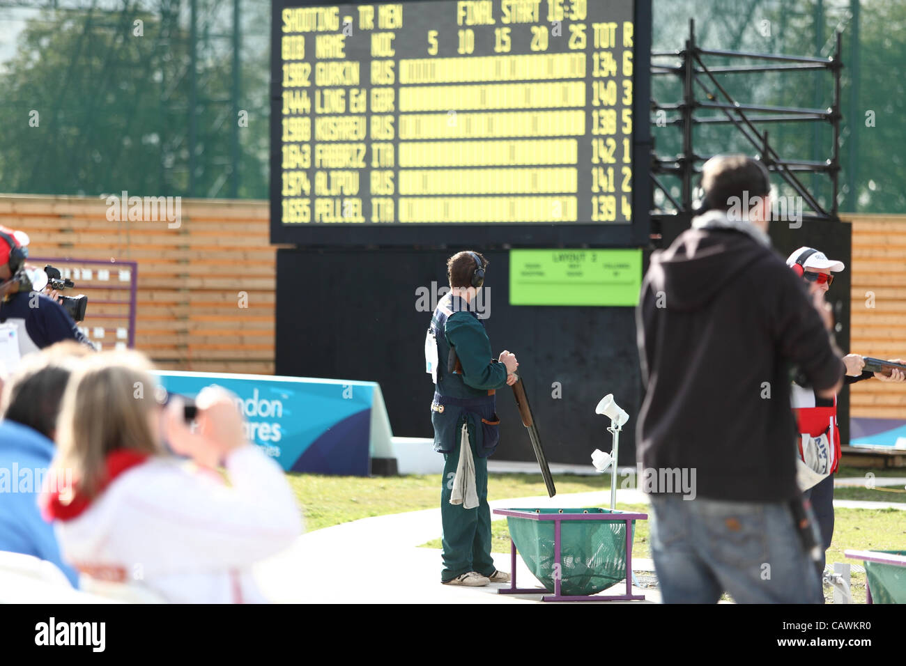 27.04.2012 Londres, Angleterre. Edward Ling (FRA) se penche sur le tableau de bord après avoir terminé la version finale de la mens concurrence piège pour réaliser qu'il doit maintenant avoir un 'shoot-out' avec Giovanni Pelliello (ITA) pour la médaille de bronze Banque D'Images