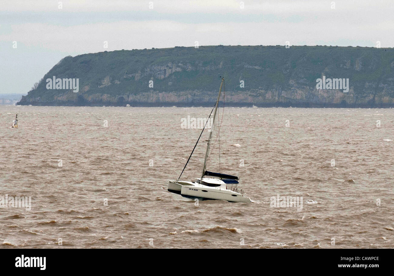 Cardiff - Royaume-Uni - 28 Avril 2012 : Une petite catermaran luttes dans la mer difficile alors qu'il passe à plat Holm île au large de la côte de Cardiff aujourd'hui. Banque D'Images