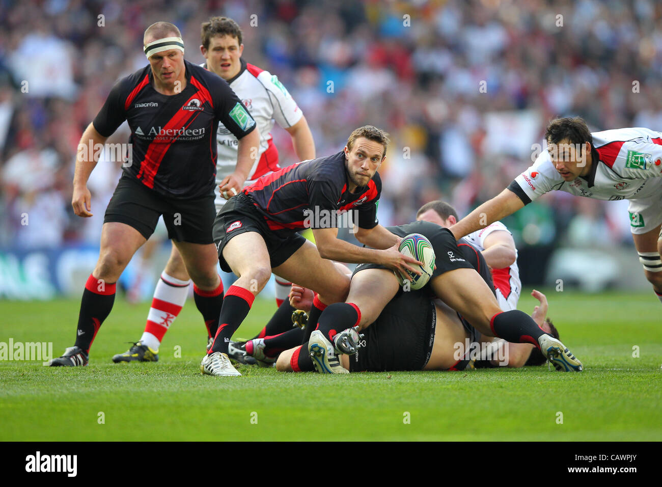 28.04.2012 Dublin, Irlande. Rugby Union. Ulster V Edinburgh. Mike Blair (Édimbourg) presse la balle d'un ruck au cours de la Heineken Cup demi-finale jouée à l'Aviva Stadium. Banque D'Images