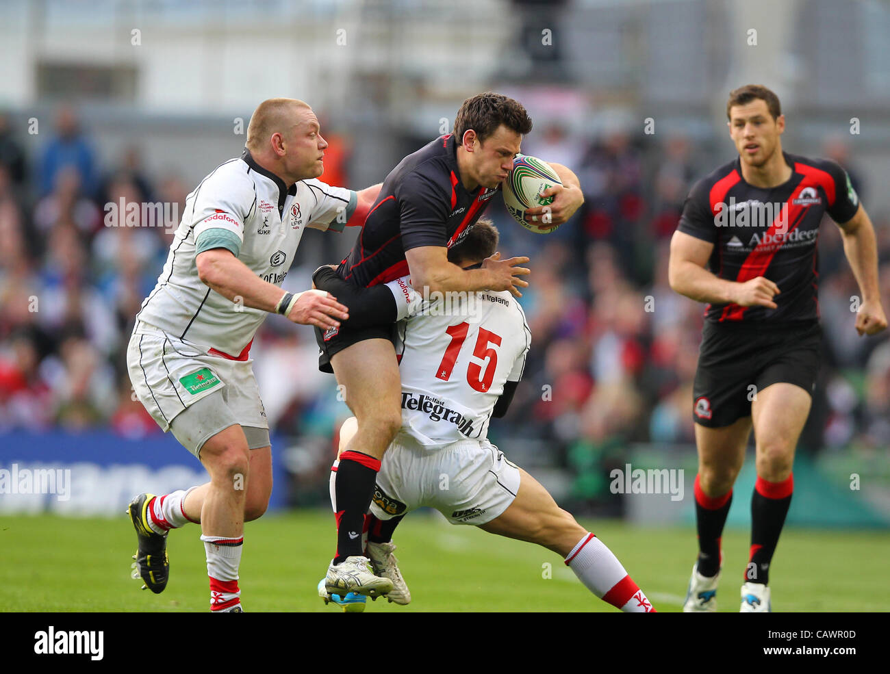 28.04.2012 Dublin, Irlande. Rugby Union. Ulster V Edinburgh. Nick De Luca (Edinburgh) est abordé par Stefan Terblanche (Ulster) et Tom Cour (Ulster) lors de la demi-finale de la H Cup matches joués à l'Aviva Stadium. Banque D'Images