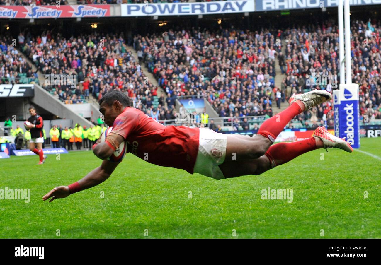 28.4.12. Twickenham, Angleterre. L'Armée de l'Qasevakatini Gus spr marque un essai au cours de l'Armée pour la Marine v Babcock trophée au stade de Twickenham, London, Angleterre. 28 avril 2012 Banque D'Images