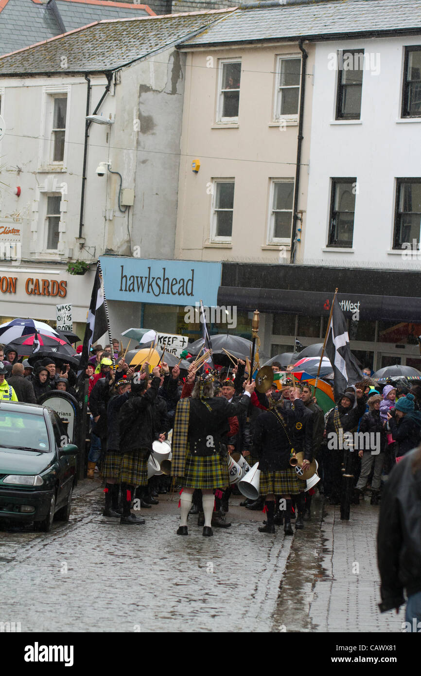 Falmouth, Cornwall, UK. 29 avril, 2012. Falmouth Pasty Mars. Des centaines de personnes défilent dans les rues de Falmouth, en signe de protestation contre les plans gouvernementaux d'un soi-disant "impôt" pâteux Banque D'Images