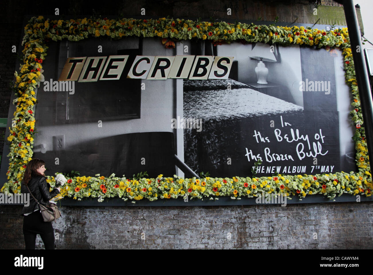 Ventilateur bébé Kat Simpson prend part à un panneau spécial affiche plan du in London's" de Shepherd's Bush Market insertion de fleurs fraîches au pied de la frontière 1 fleurs. Fans ont commencé à arriver et mise en fleurs l'bordure de 9h dimanche 29 avril 2012. Banque D'Images