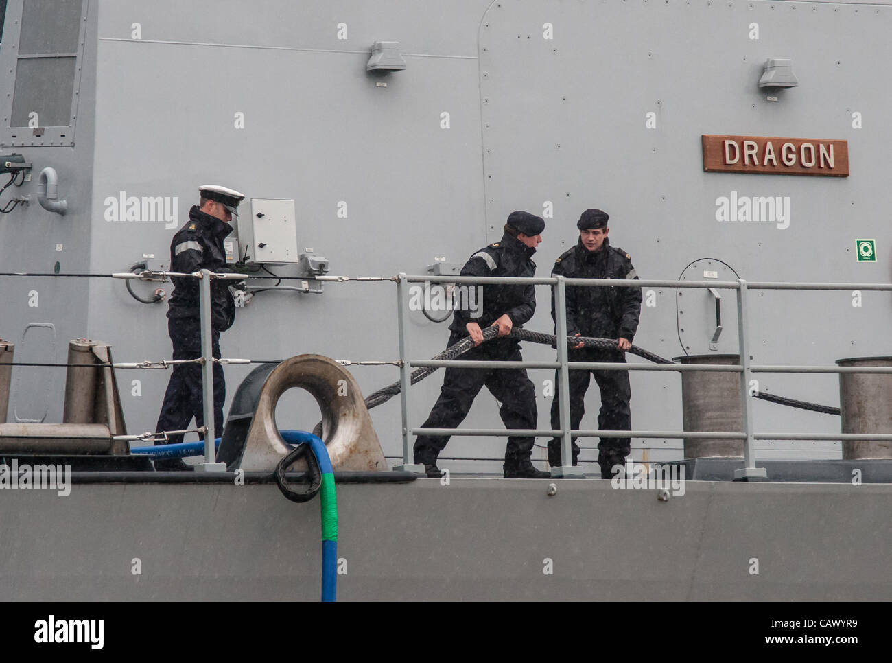 L'équipage du HMS Dragon Royal Navy Battleship prépare à quitter Liverpool sur la Mersey à la suite d'une visite de trois jours. Banque D'Images