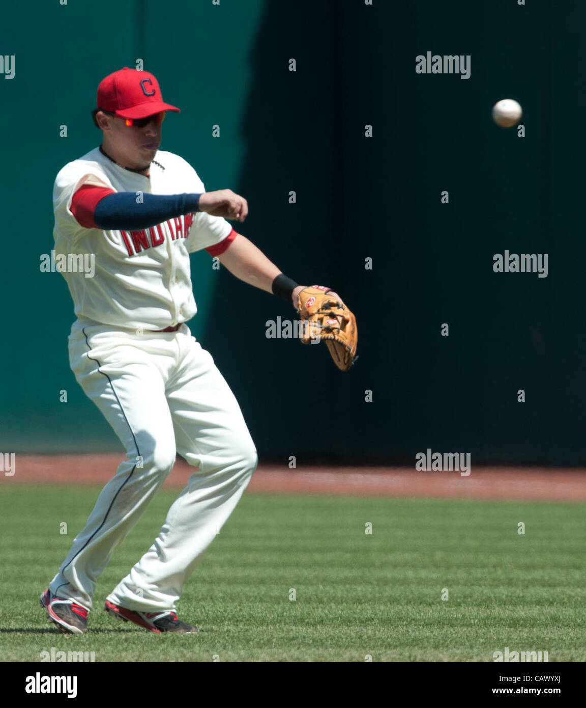 CLEVELAND, Ohio USA - 29 avril : les Indians de Cleveland shortstop Asdrubal Cabrera (13) touche des Los Angeles Angels premier but Albert Pujols (5) au cours de la quatrième manche au Progressive Field de Cleveland, Ohio, USA le Dimanche, Avril 29, 2012. Banque D'Images